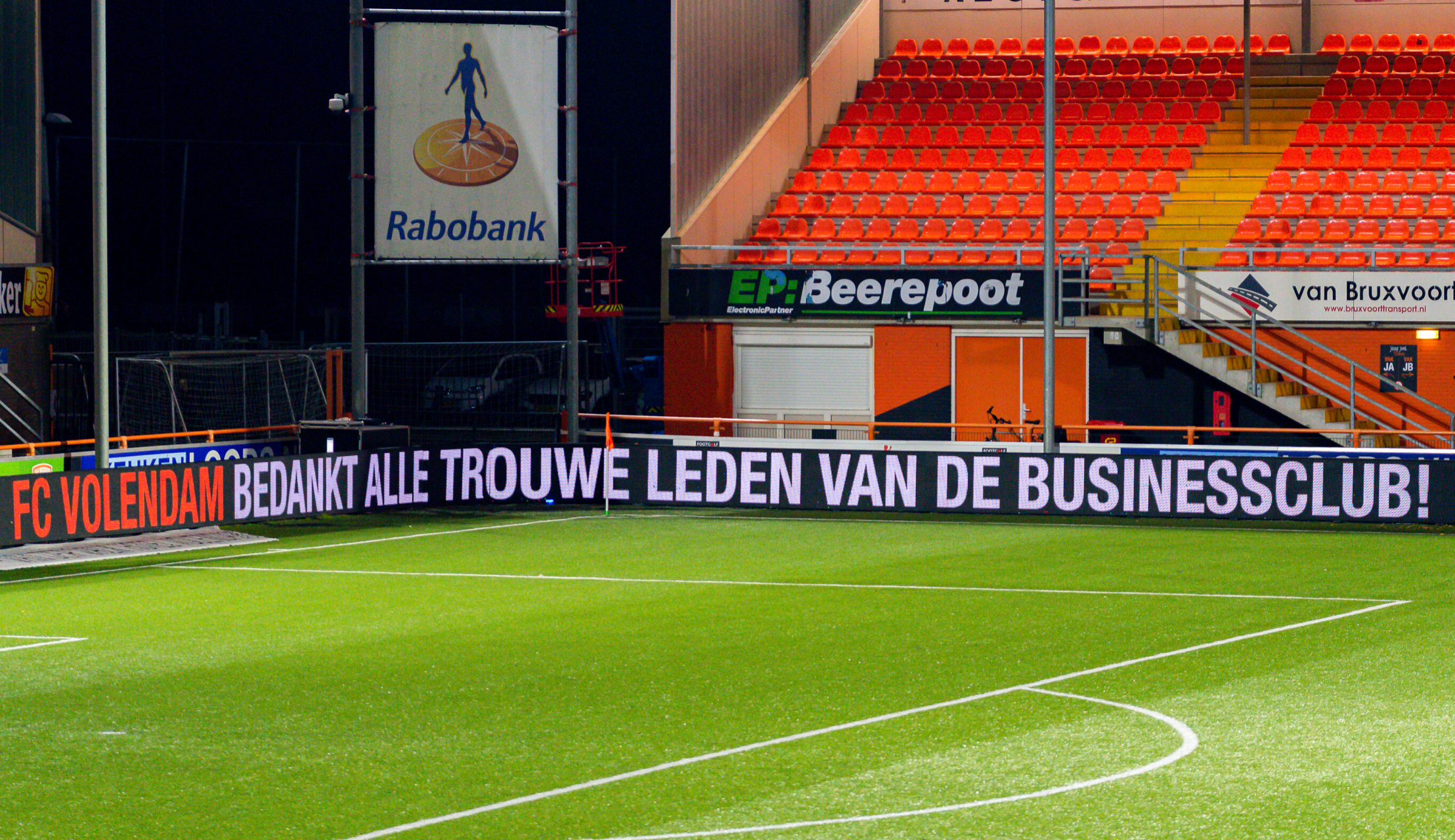 Leden businessclub tijdens livewedstrijd op ledboarding