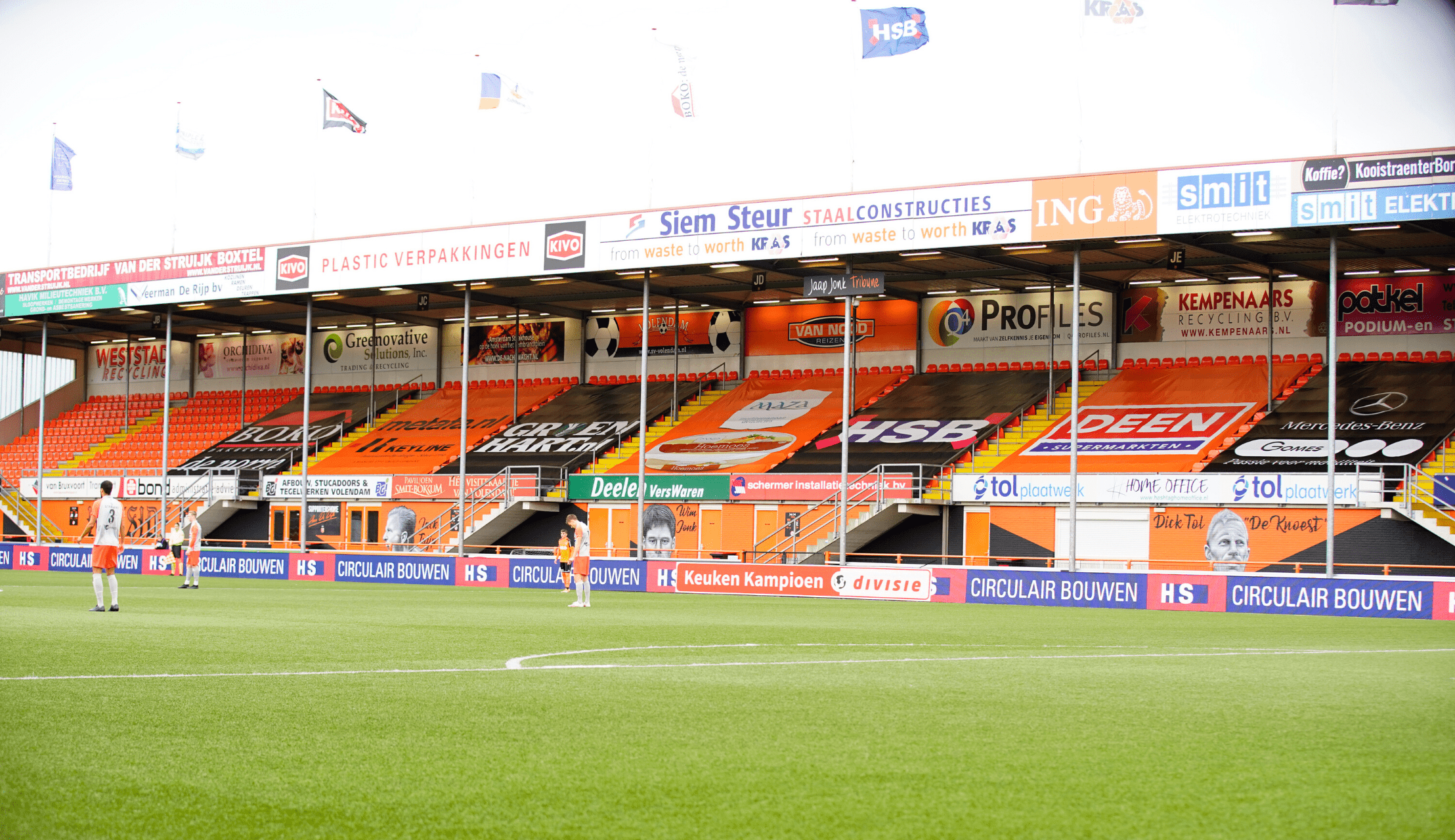 Sponsoren sieren Jaap Jonk tribune met fraaie tribunedoeken