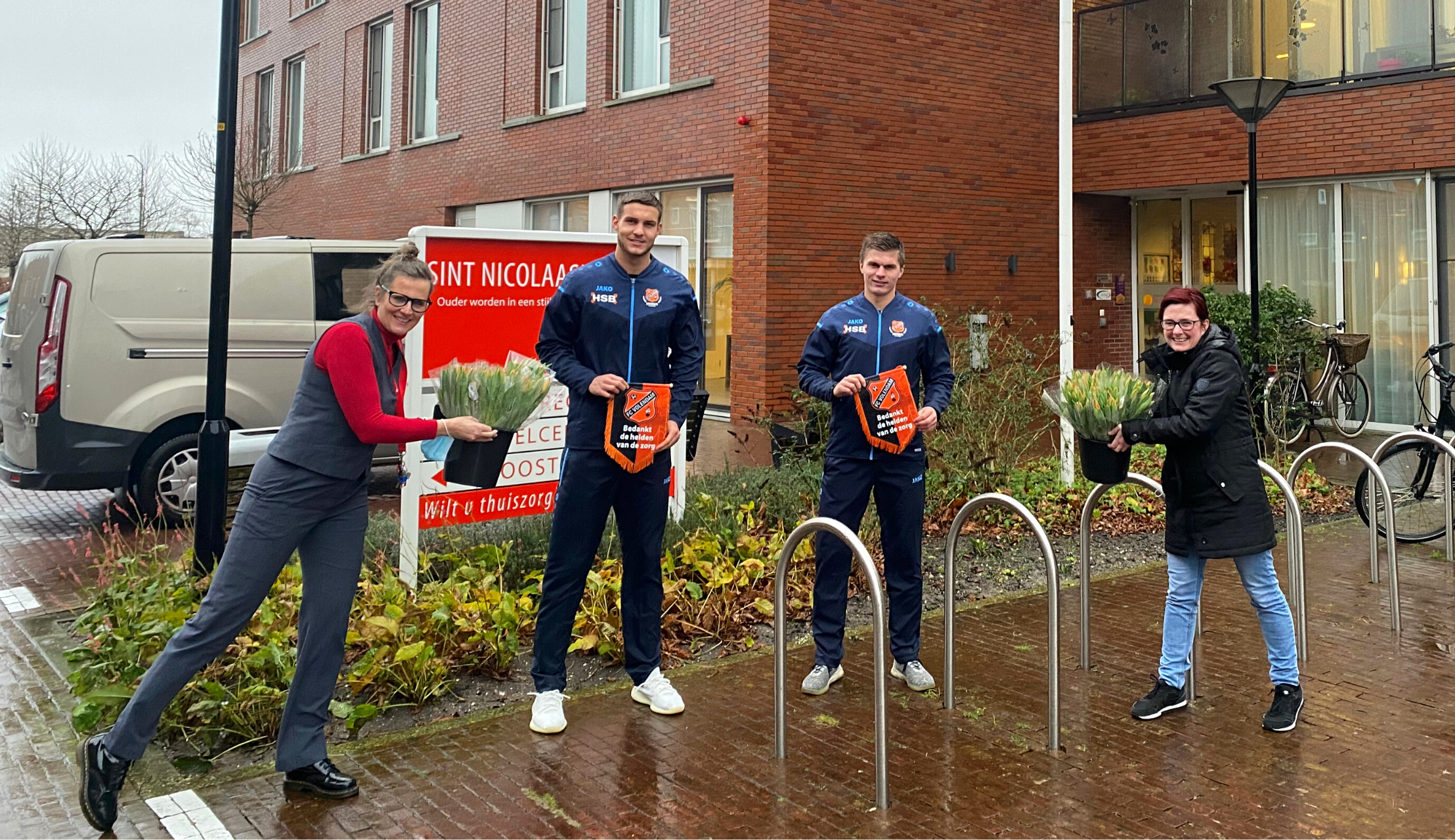 FC Volendam bedankt de helden van de zorg met tulpen