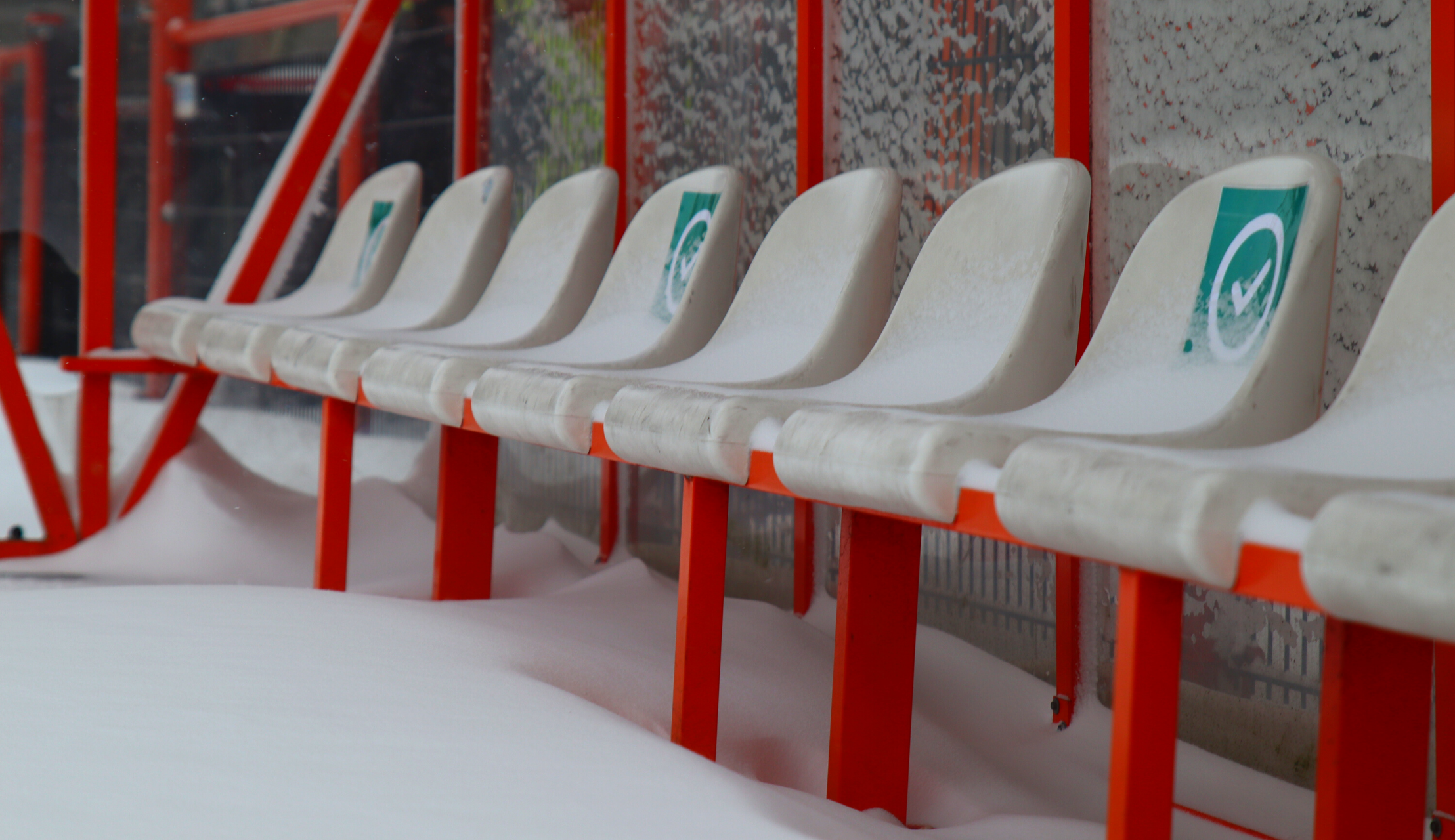 Het Kras Stadion bedekt met witte laag