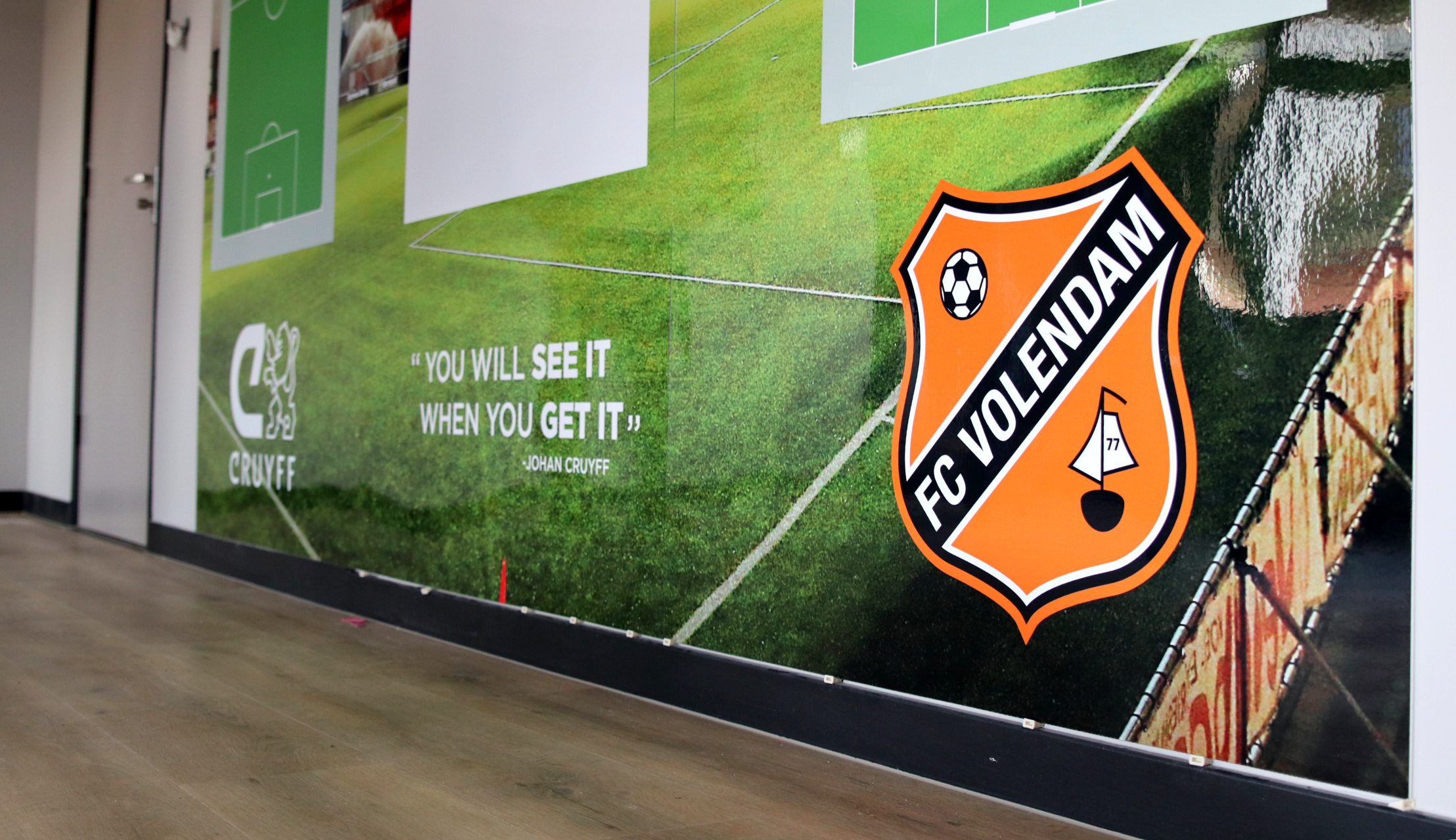 Cruyff levert tactiekwand in vernieuwde trainerskamer