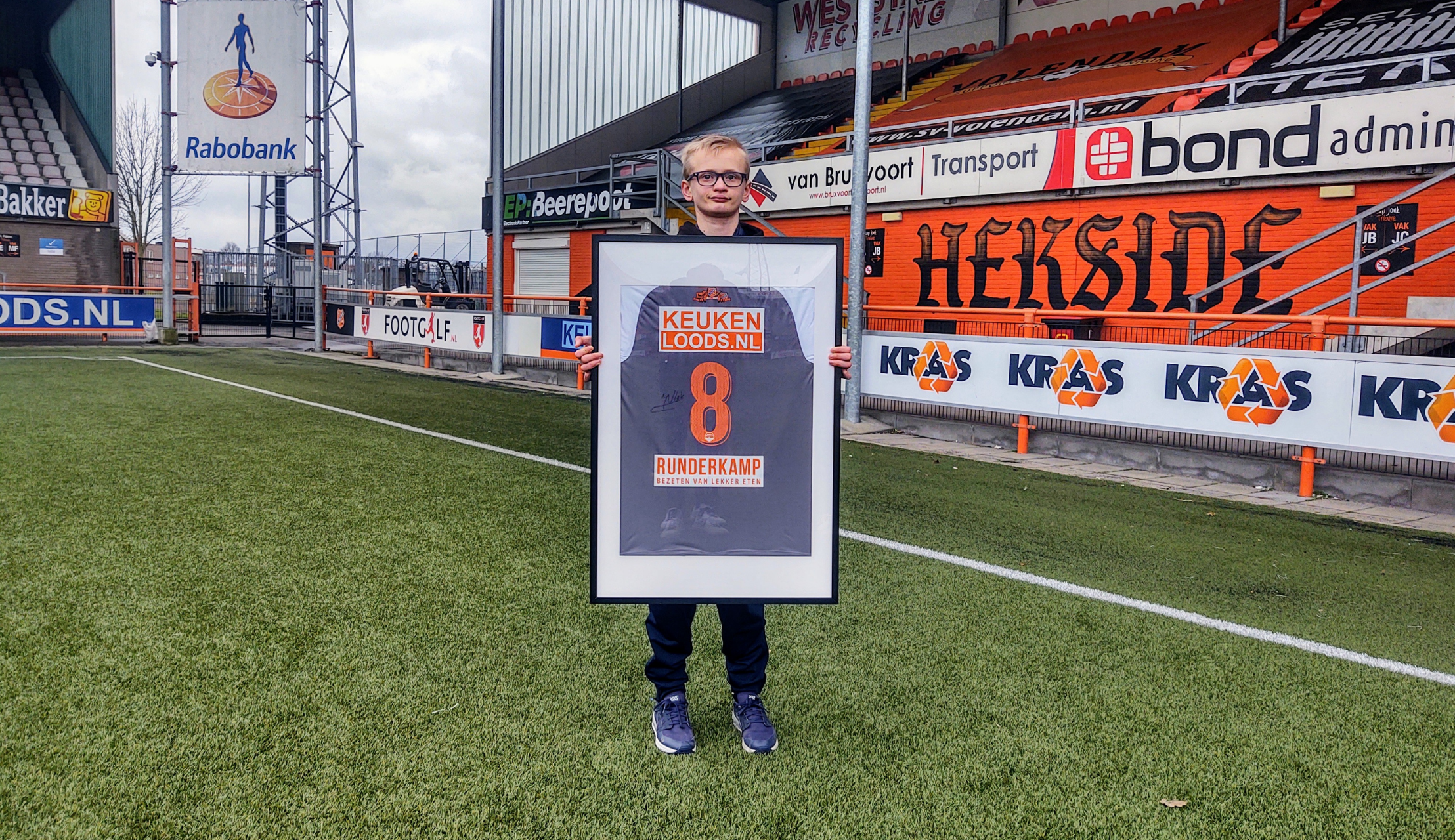 Steun superfan Jari; bied op gesigneerd shirt Micky van de Ven