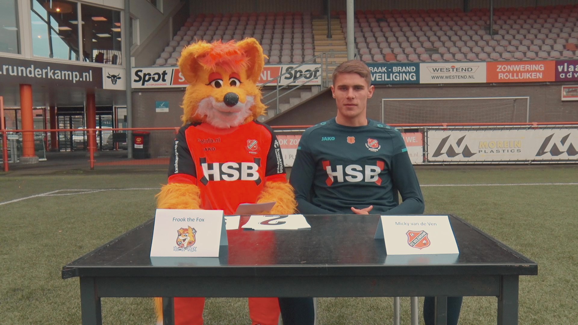 Micky van de Ven helpt basisschoolleerlingen boeken te scoren