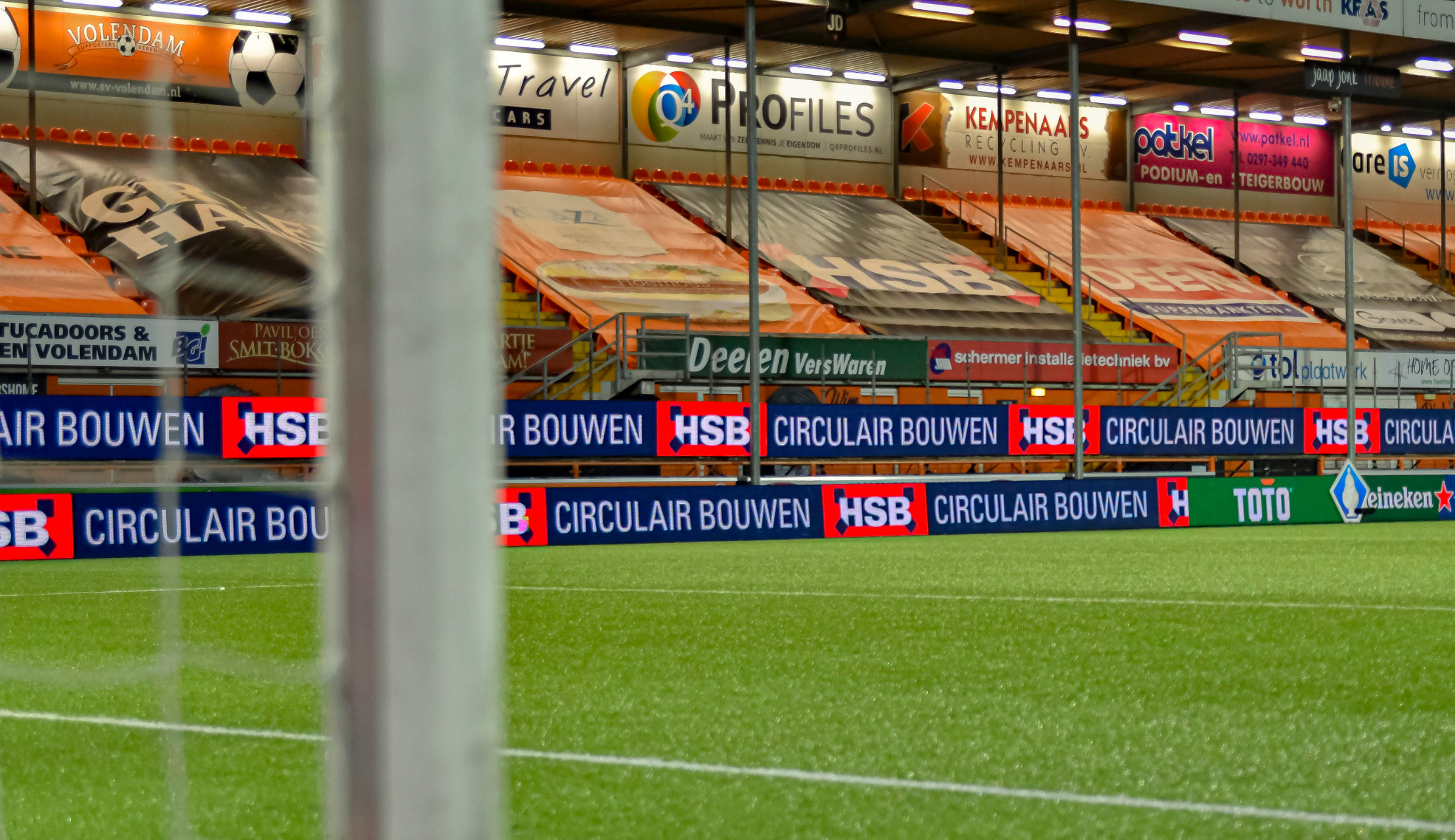 Uniek in Nederland; FC Volendam krijgt permanente extra rij ‘on TV’ LED-boarding