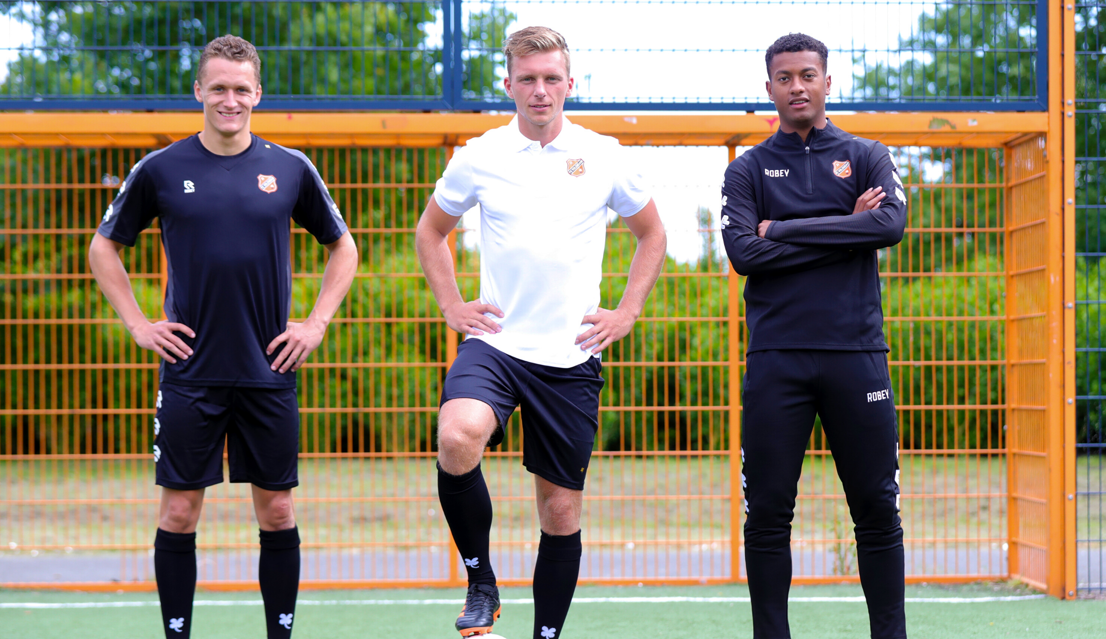 Trainingskleding seizoen 21-22 te koop in webshop en fanshop