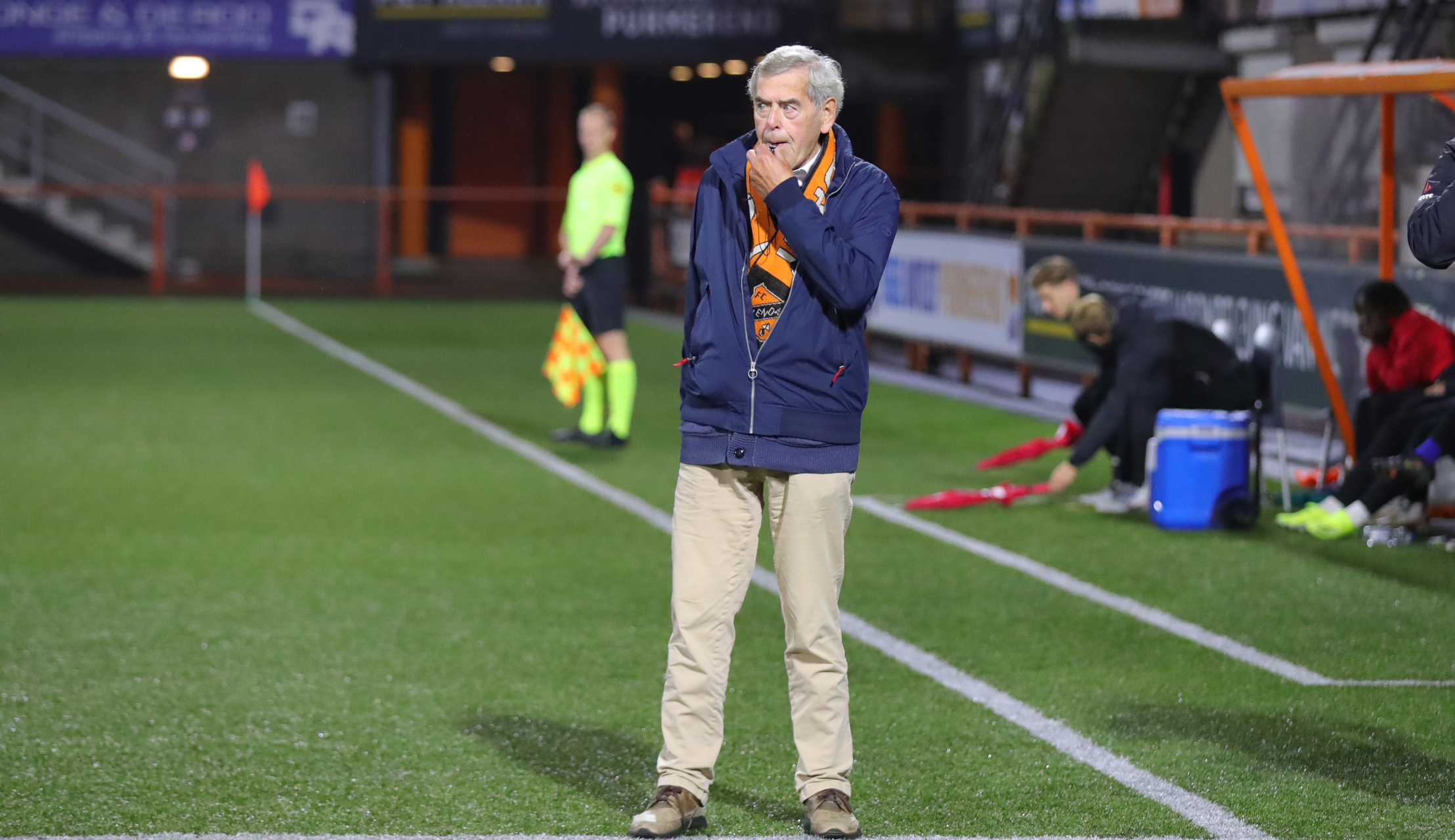Jan van Wonderen (88) geeft eerste fluitsignaal en viert vol stadion