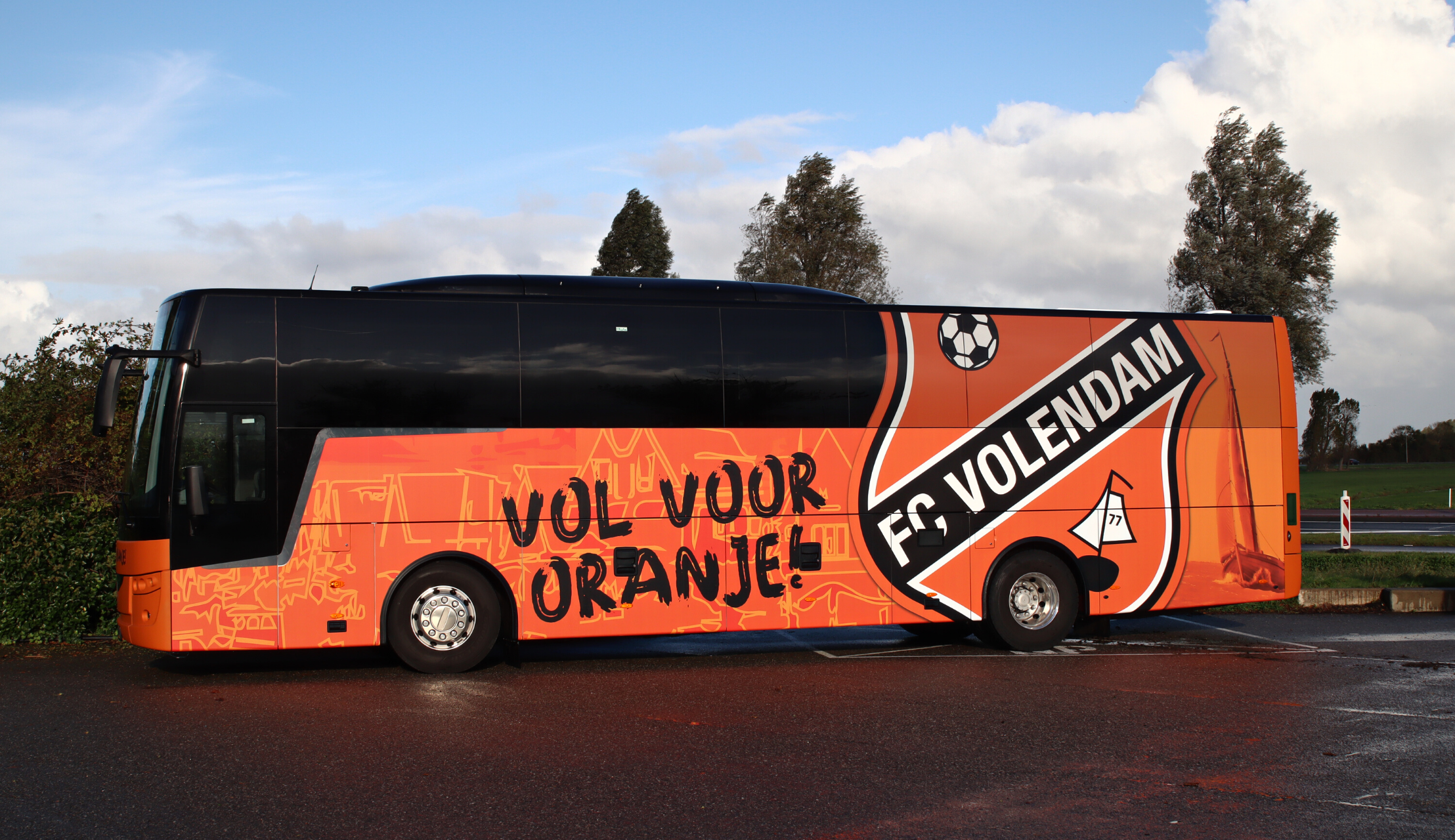 FC Volendam in stijl naar uitduels met nieuw bestickerde spelersbus