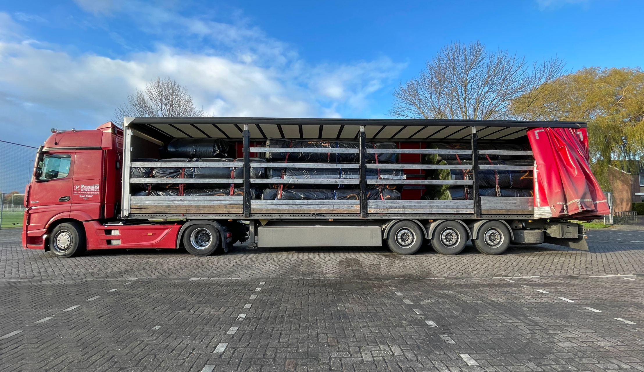 FC Volendam, Kras Recycling en Kivo schenken kunstgrasveld aan voetbalschool Kosovo