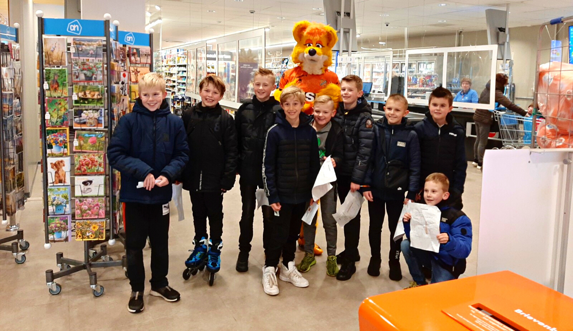 Geslaagde Vossenjacht: kidsclubleden spotten Frook The Fox bij Albert Heijn De Stient