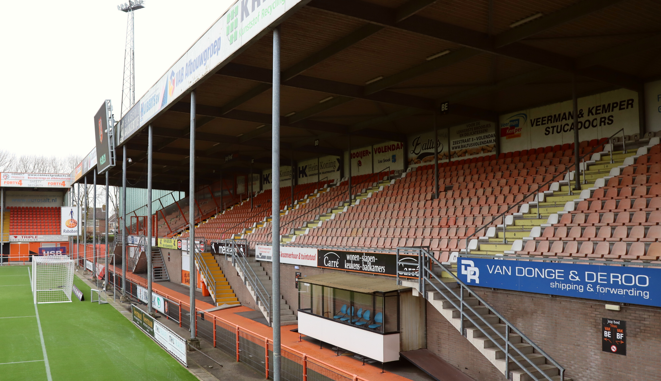 Jaap Bond Tribune voorzien van trapleuningen