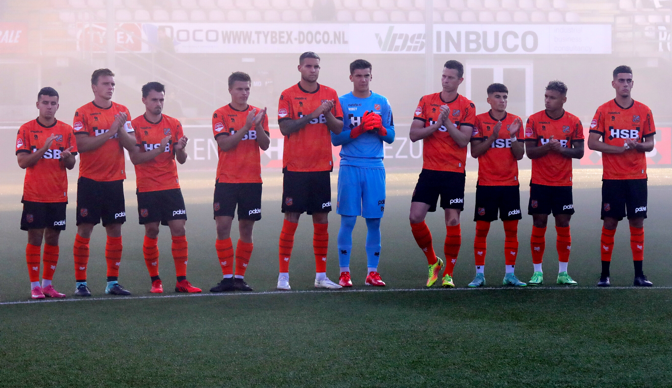 Minuut 33 van FC Volendam – TOP Oss in het teken van zwaargetroffen supporter