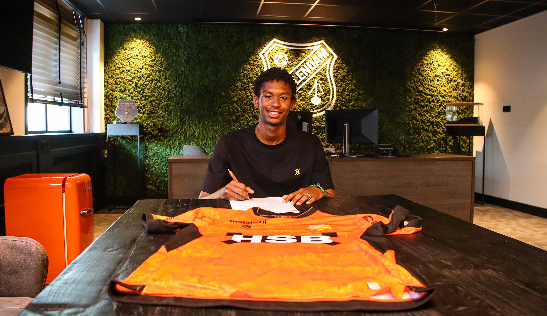 Jeugdproduct Jay Koorndijk tekent eerste contract