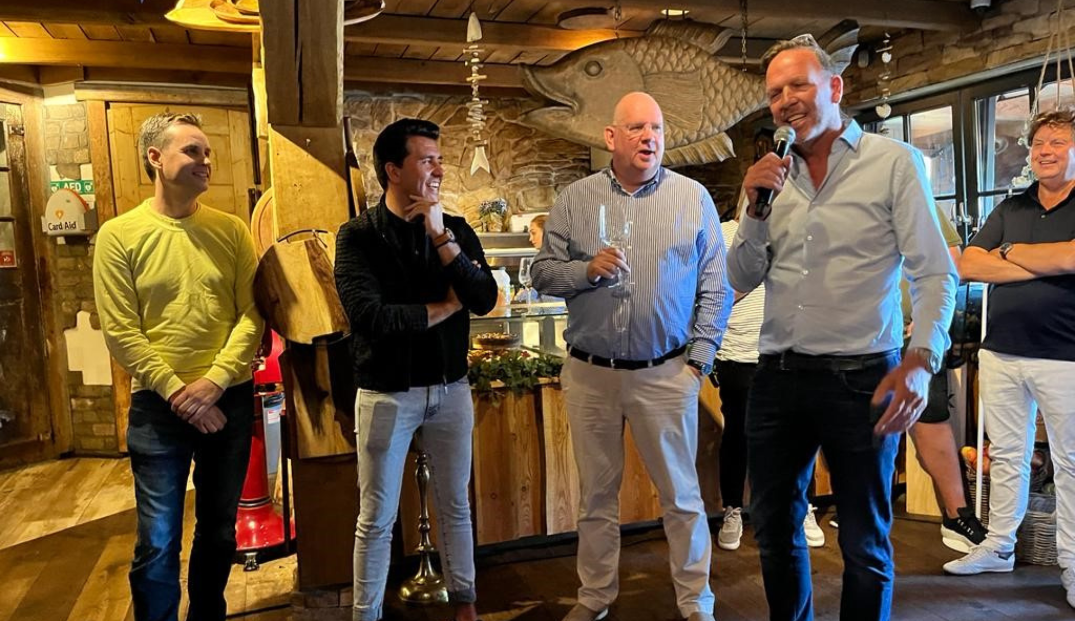 FC Volendam op bezoek bij Bistrobar 't Leeuwtje voor haringparty