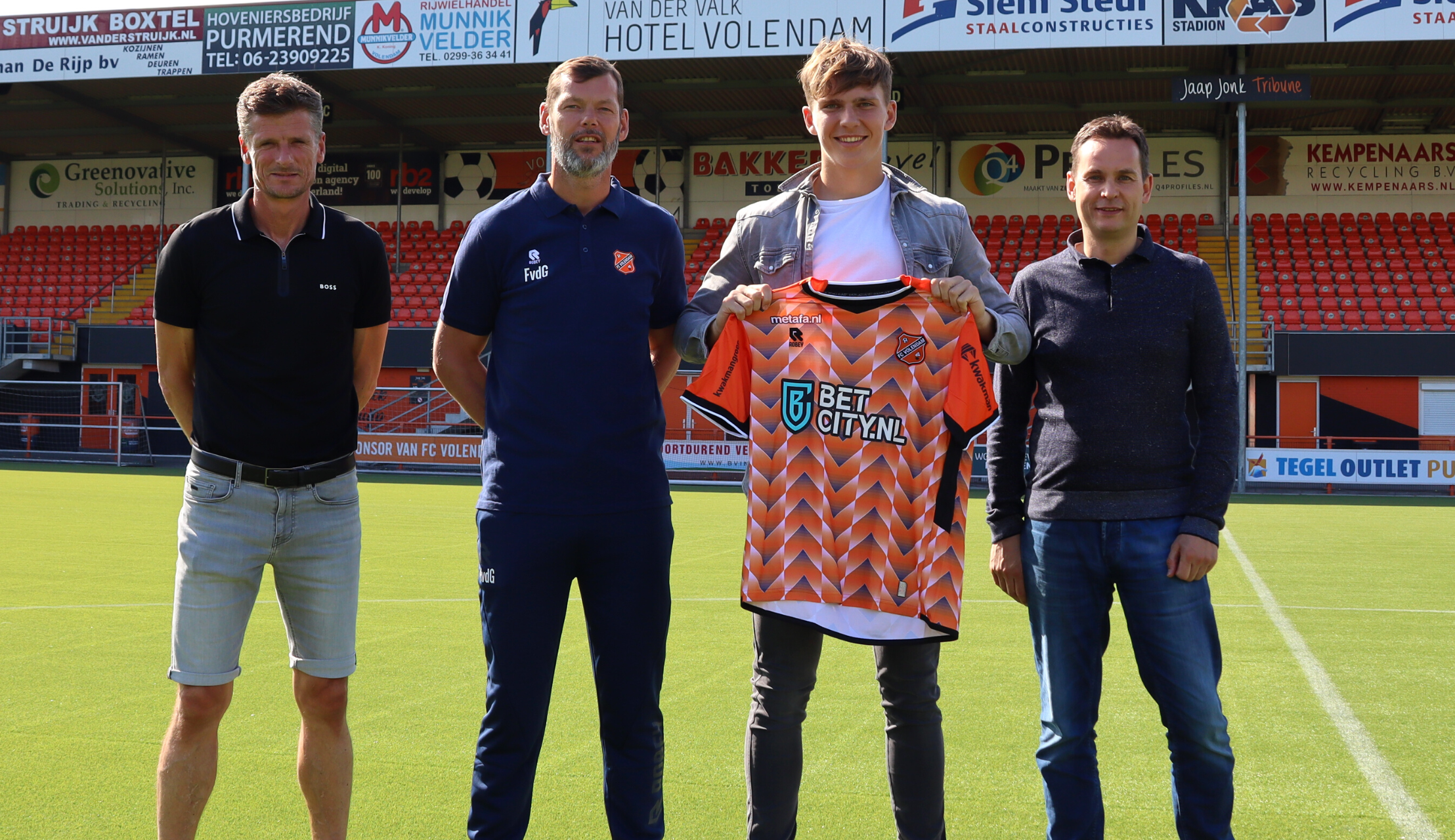 Van spits naar profkeeper: Van Oevelen tekent eerste contract