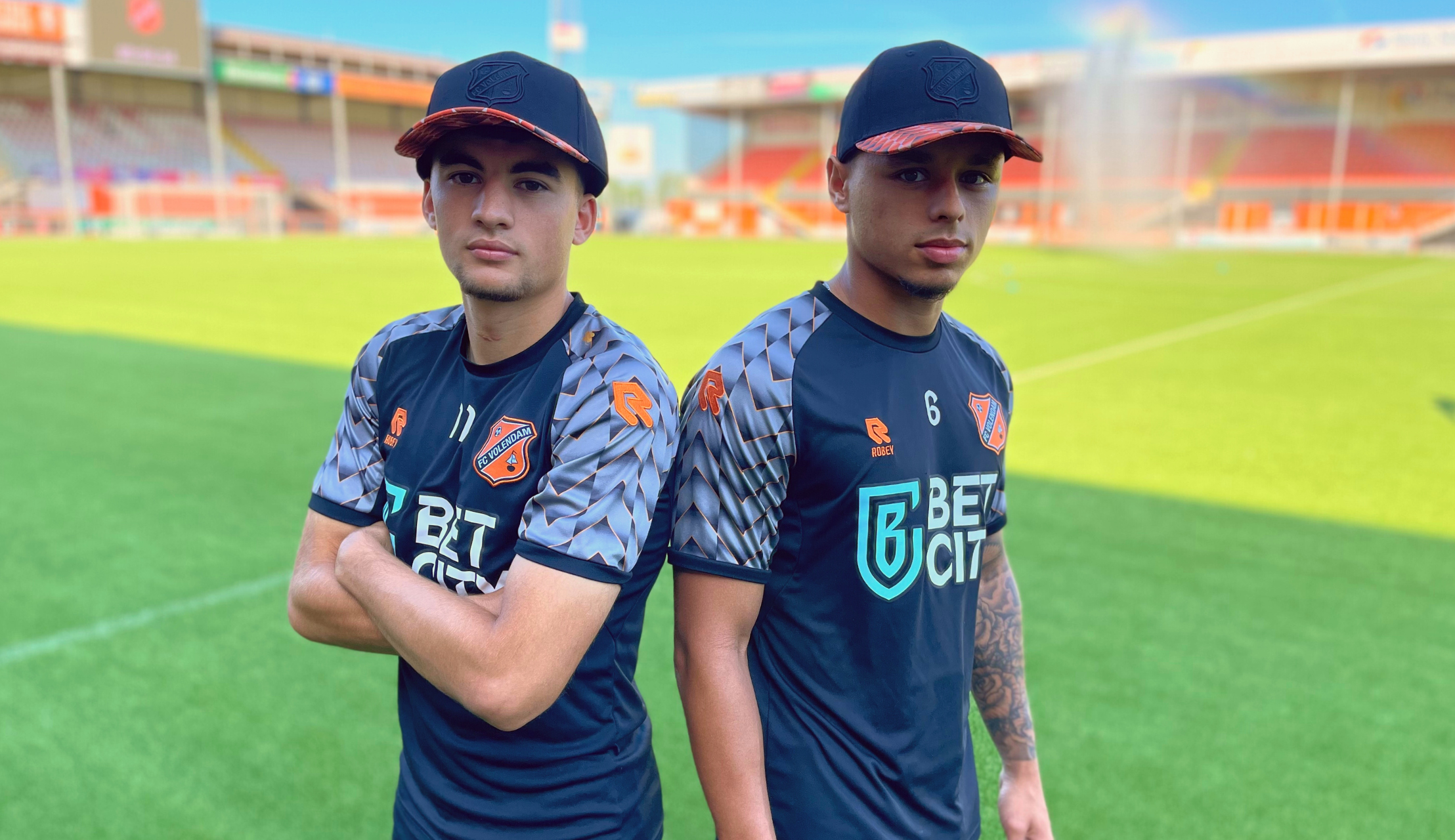 FC Volendam-petjes verkrijgbaar in fanshop