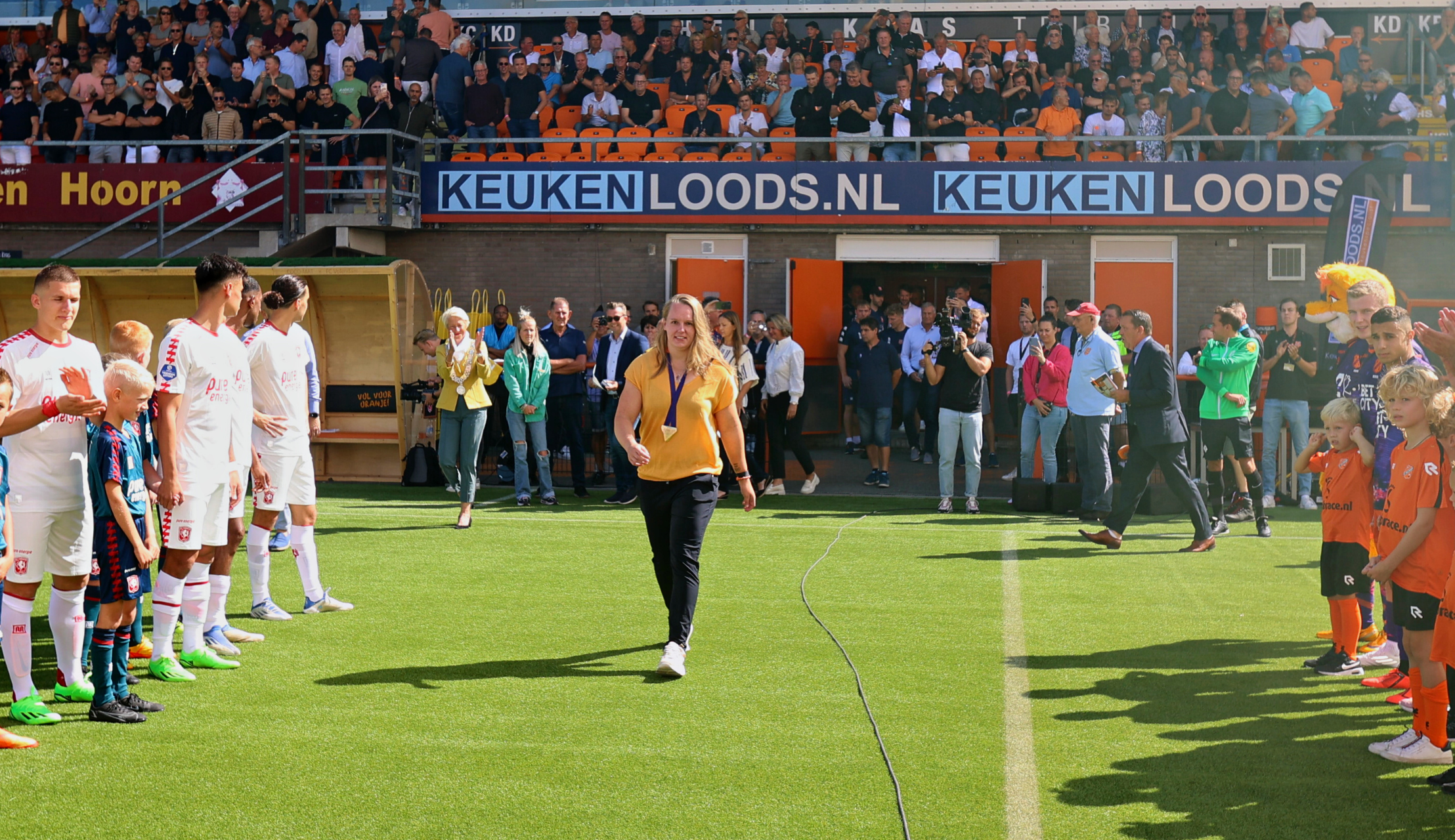Jessica Schilder gehuldigd voorafgaand FC Volendam - FC Twente
