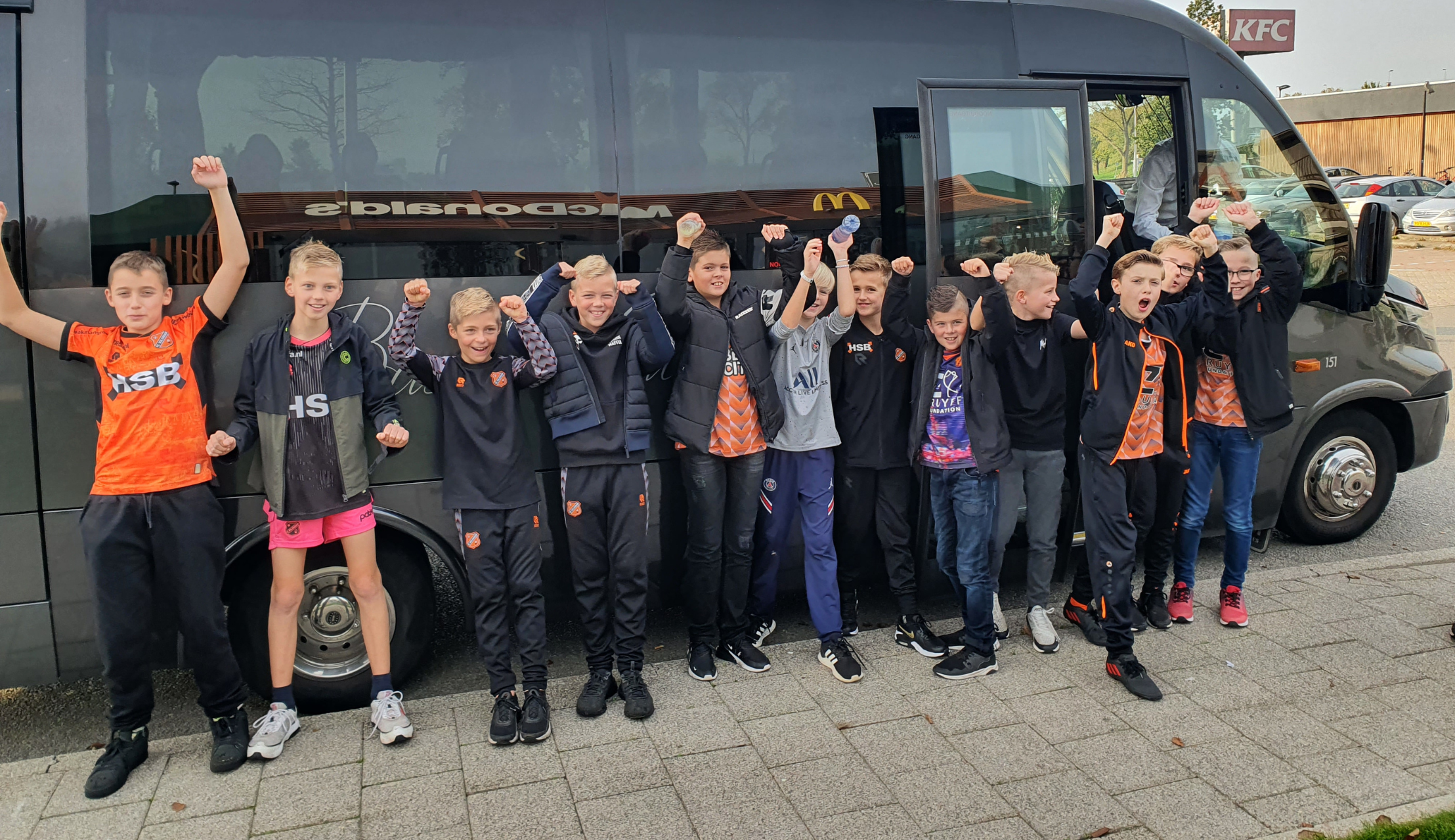 Twaalf kinderen beleven geweldige VIP-trip naar AZ - FC Volendam