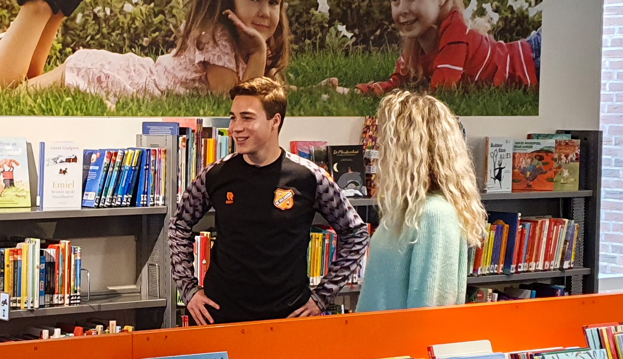 Carel Eiting motiveert basisschoolleerlingen om boeken te scoren
