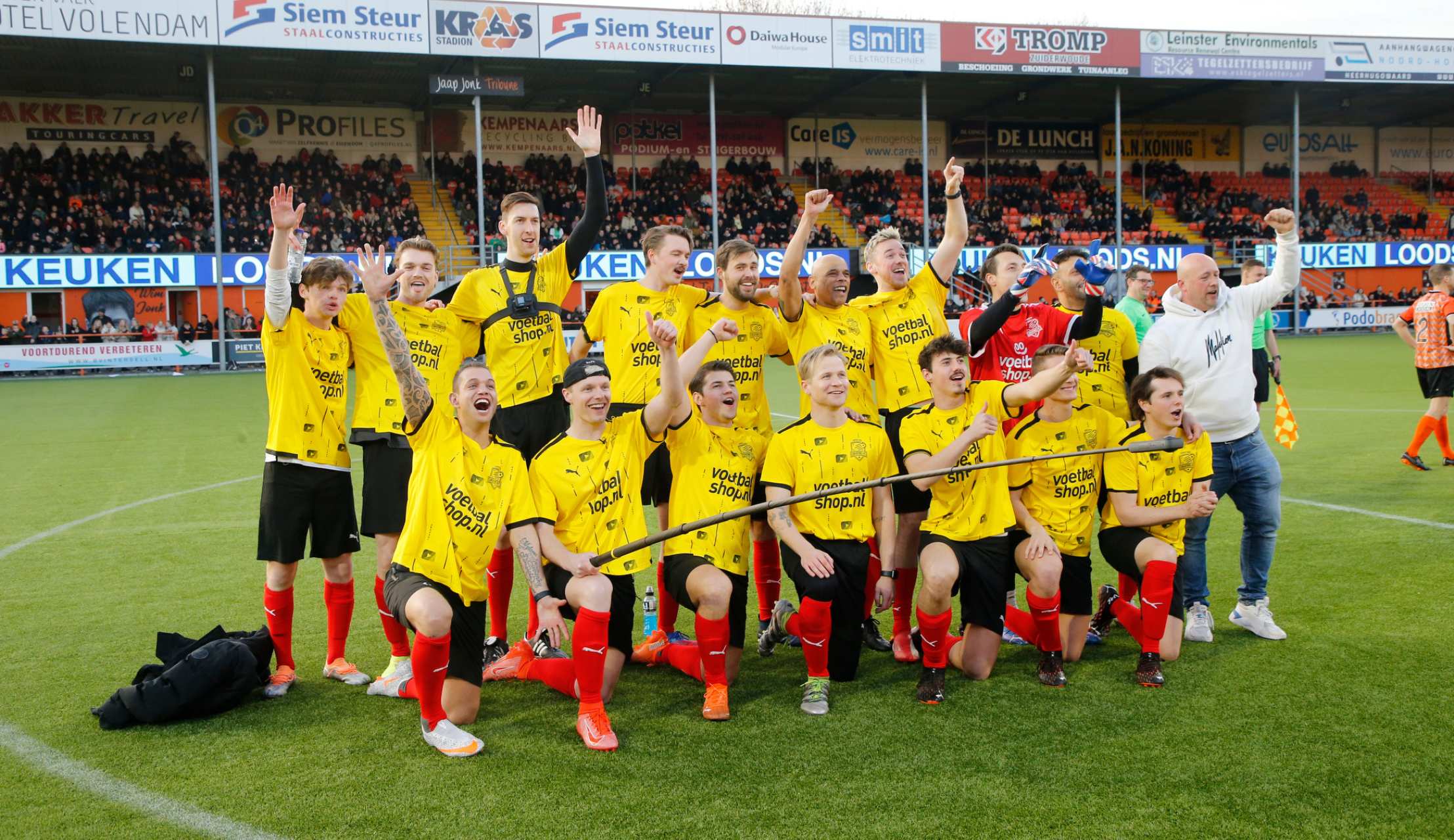 Onvergetelijk duel tegen Creators FC levert € 10.647,- op voor WensenAmbulance Noord-Holland