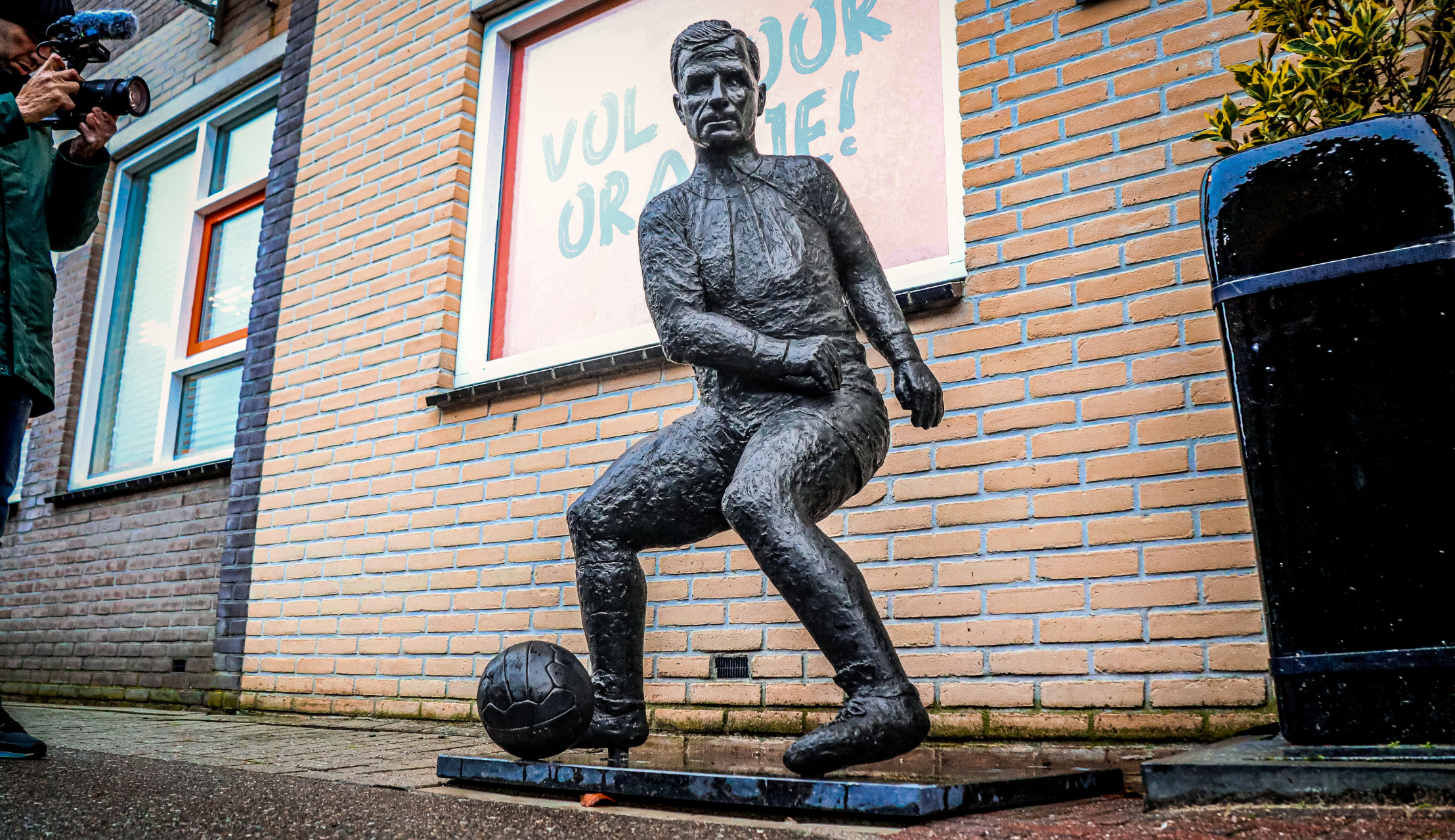 Standbeeld topscorer Dick Tol (De Knoest) onthuld bij Kras Stadion