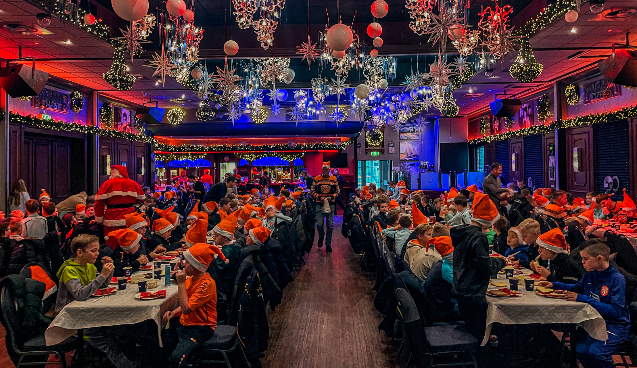 Kidsclubleden en spelers genieten van kerstmaaltijd en persconferentie