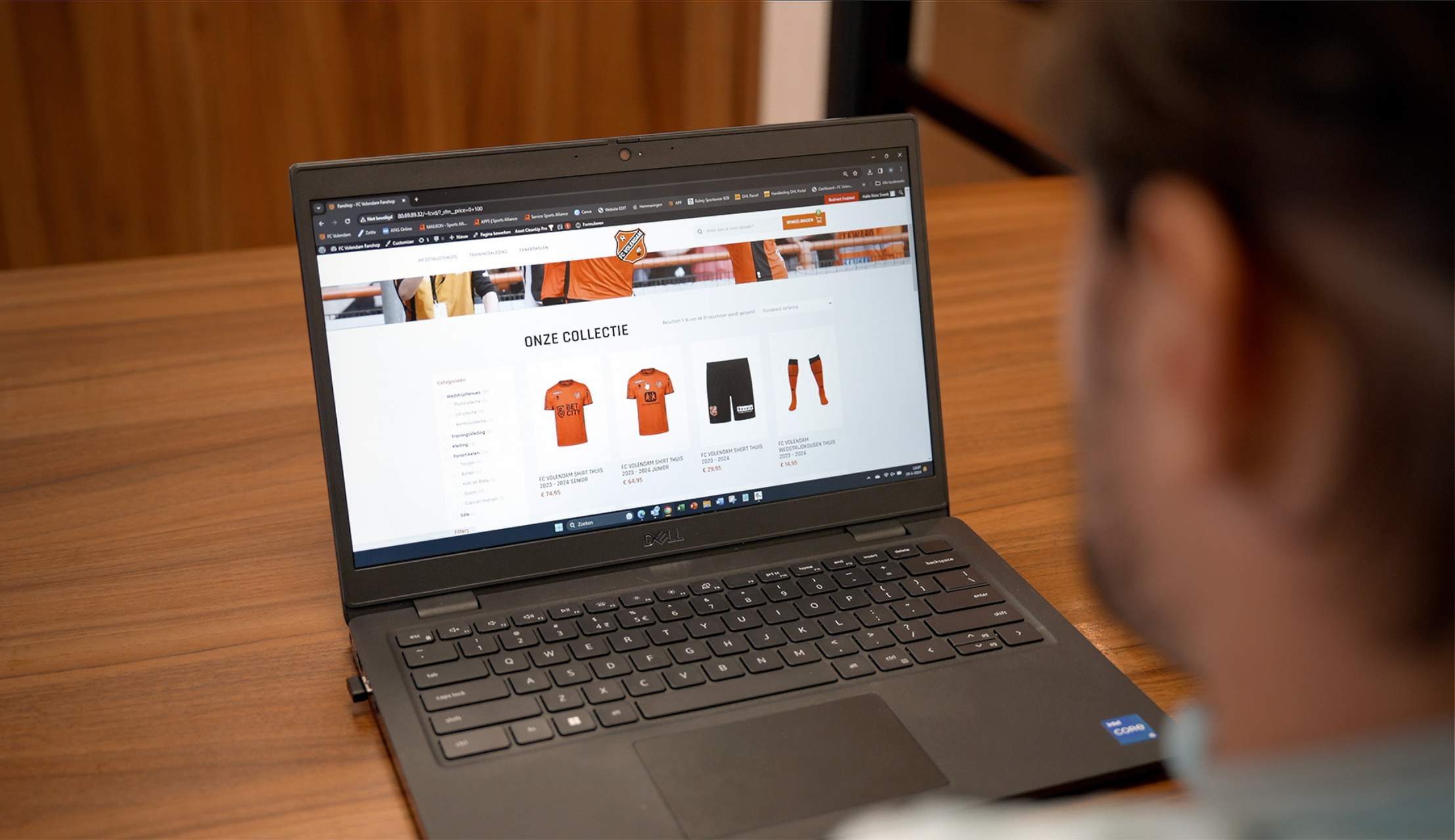 Actie vernieuwde webshop: vanaf nu ook sjaals, mokken & andere fanartikelen thuis bezorgd