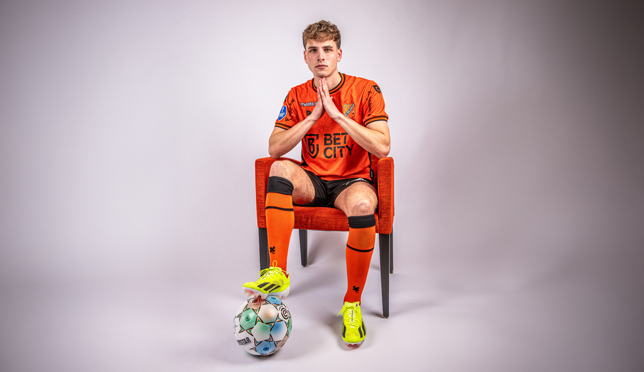 Bram van Driel tekent eerste profcontract: 'Blij met het vertrouwen en de kans'