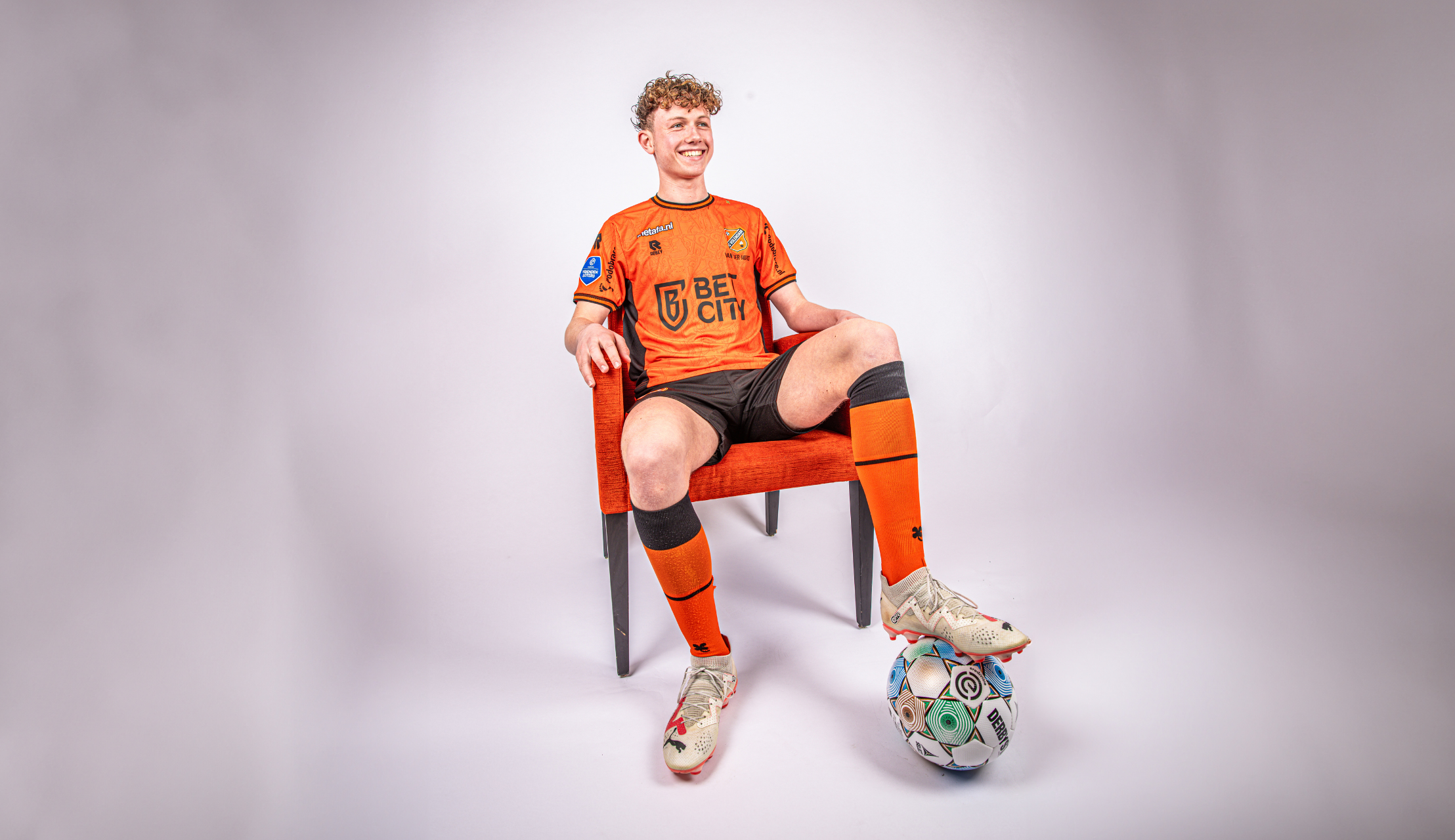 Jeugdproduct Mika van der Horst tekent eerste contract