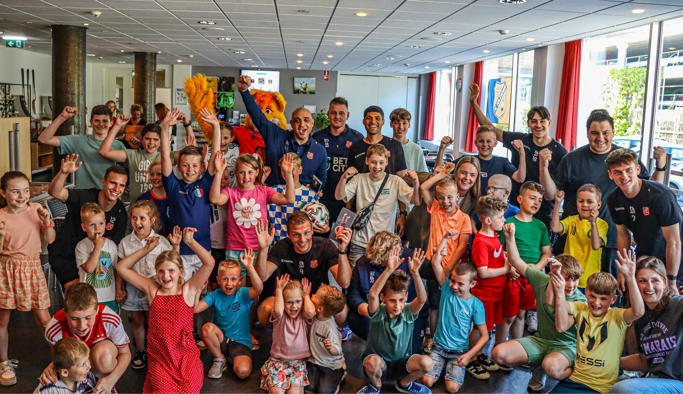 Spelers en staf bezorgen kinderen Dijklander Ziekenhuis unieke middag