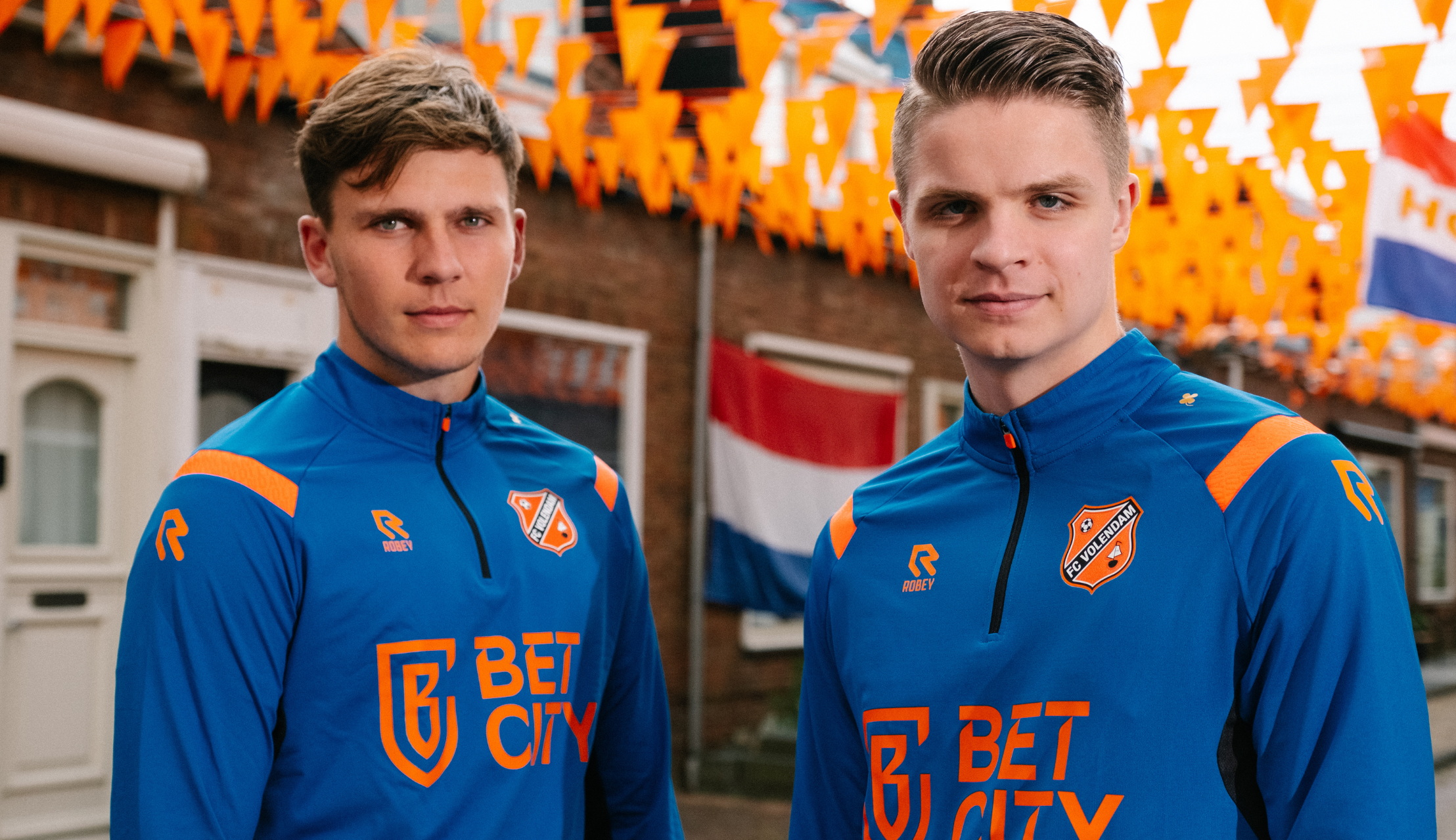 FC Volendam verschijnt in het koningsblauw-oranje op de trainingsvelden
