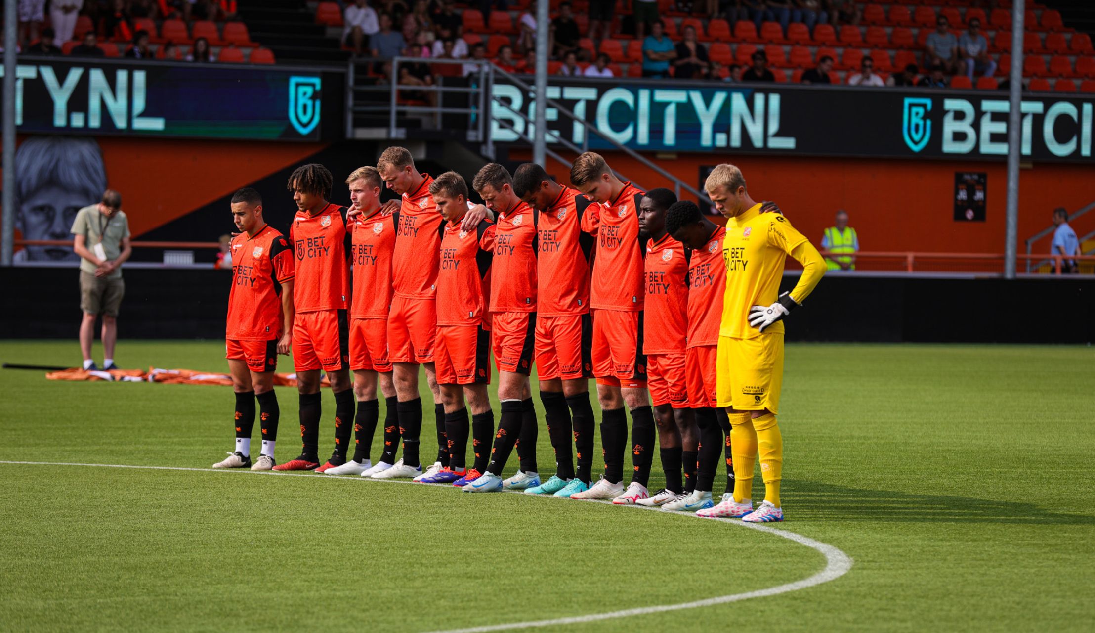 FC Volendam herdenkt op traditionele wijze overledenen voor eerste thuisduel