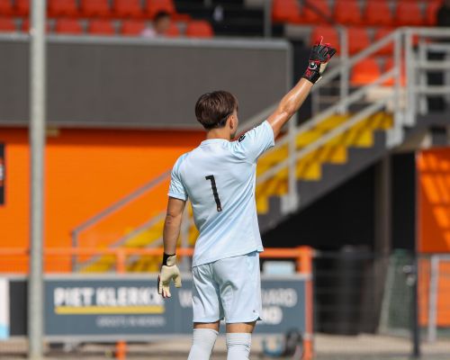 Quincy Hoeve schiet Jong FC Volendam langs FC Den Bosch / FC Volendam O19 &eacute;&eacute;n punt verwijderd van promotie