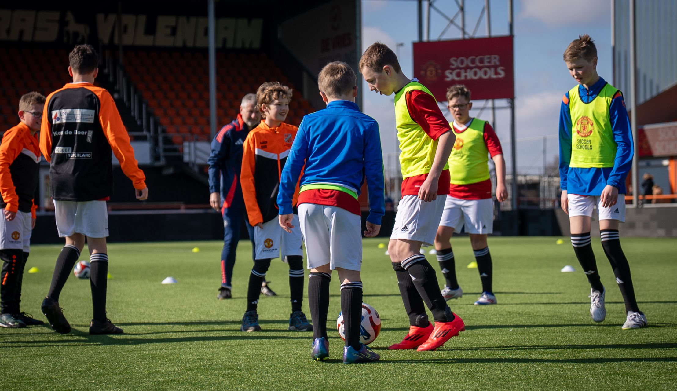 Succesvolle clinic Vredestein met Manchester United Soccer School in Kras Stadion
