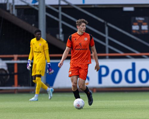Hattrickheld Petrović bezorgt Jong FC Volendam ruime zege in Emmen / Volendamse strijd onbeloond na spannend duel in Nijmegen