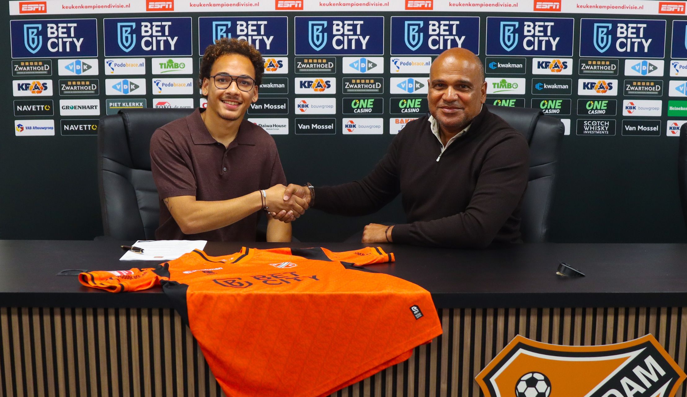 Francisco Reyes Marizán tekent eerste profcontract