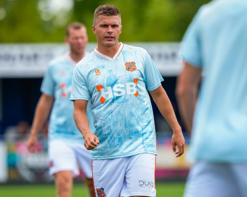 FC Volendam werkt warming-up dit seizoen af in lichtblauw shirt met Volendams tintje