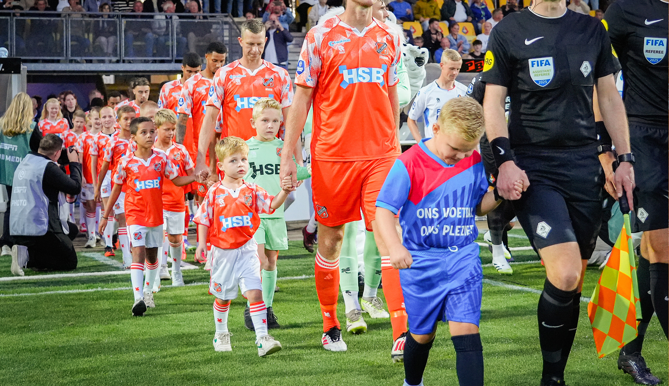 Word wedstrijdmascotte tijdens thuis- en uitwedstrijden van FC Volendam