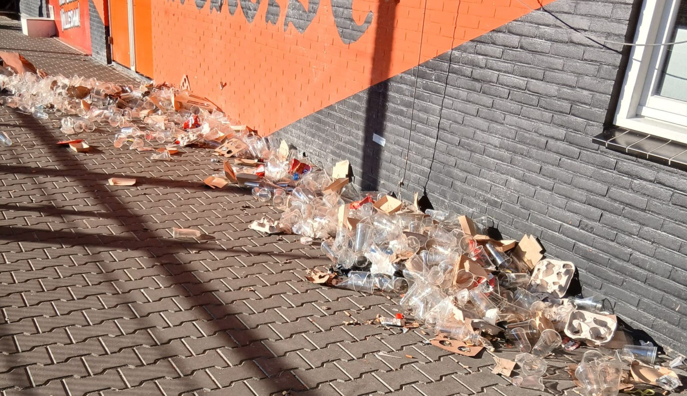 FC Volendam bedankt veeg- en opruimploeg