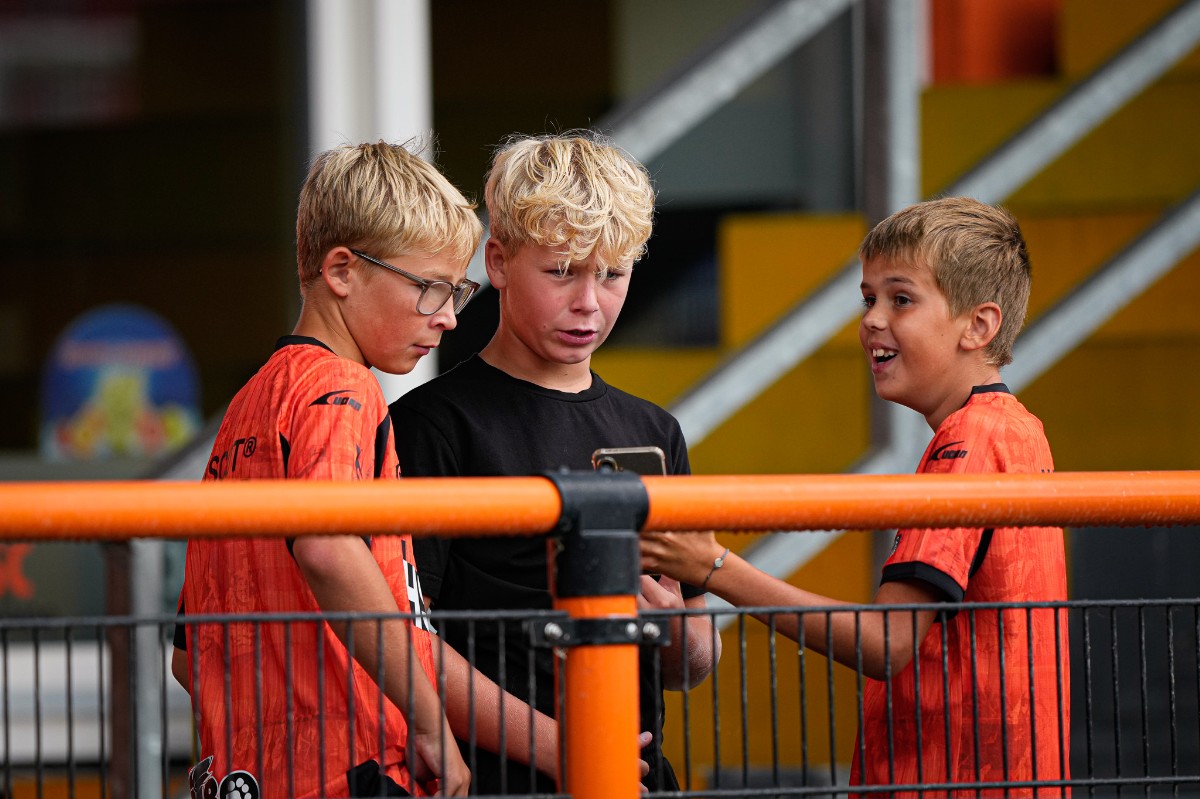 De jongste supporters in gesprek