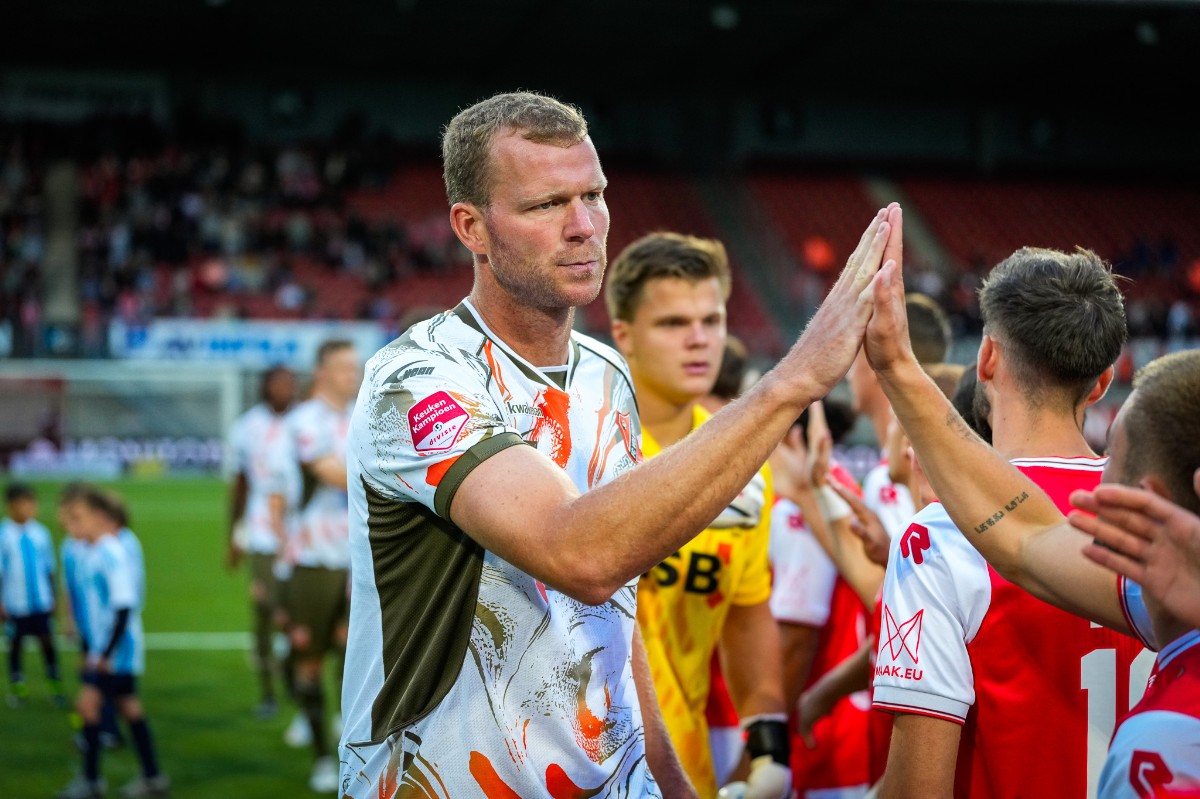 Vier Volendammers vanaf de aftrap
