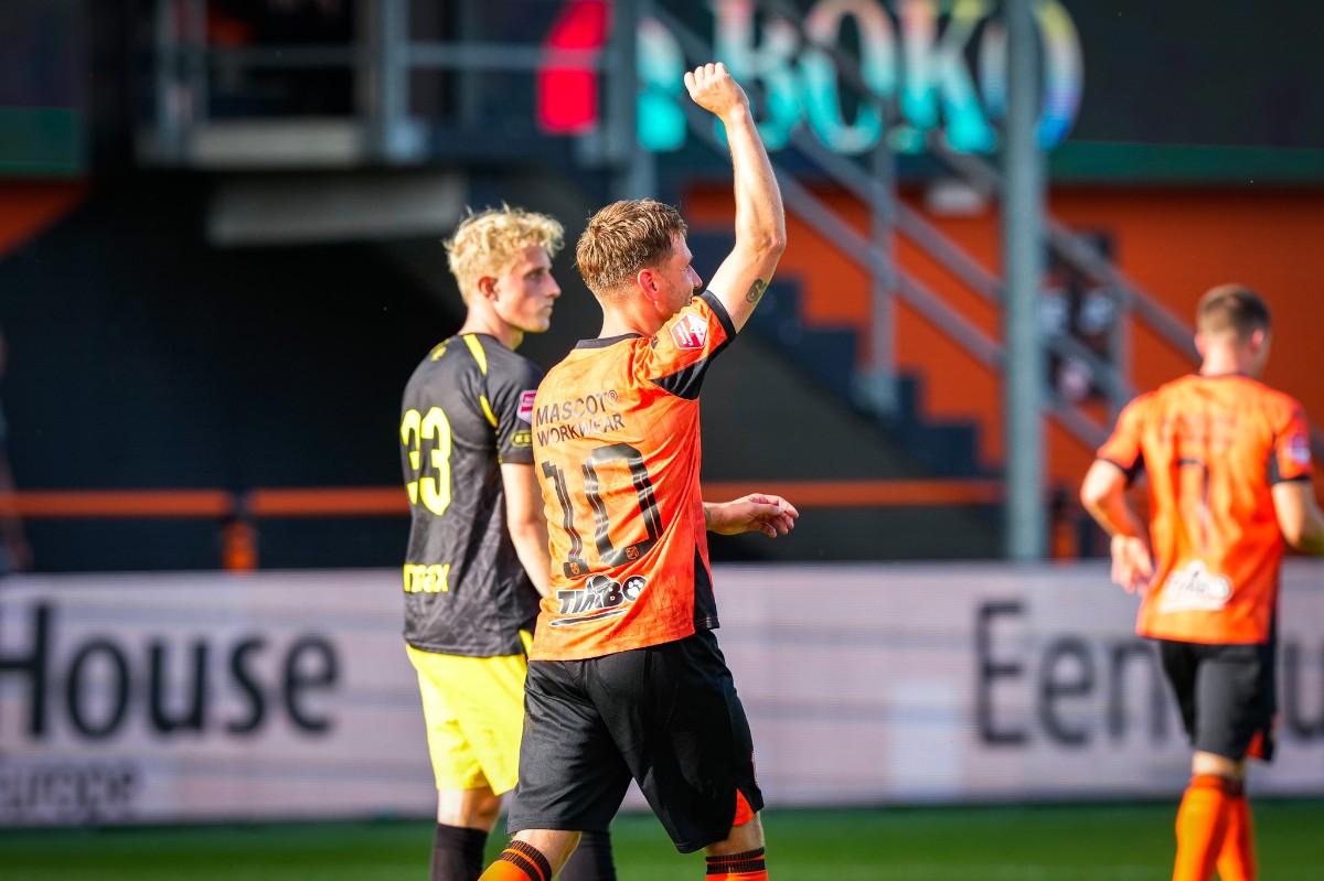 Niemeijer viert de 2 - 0!