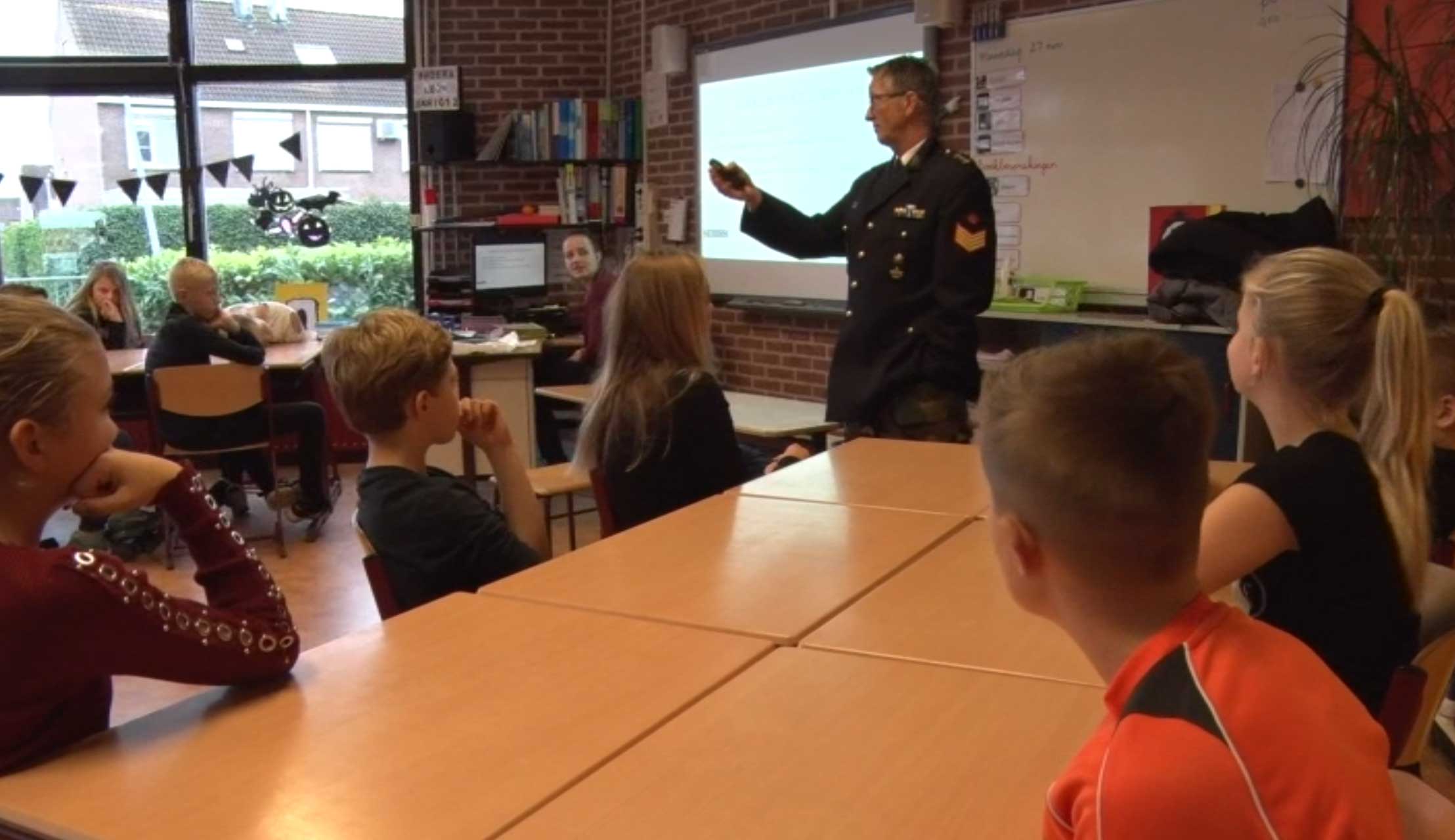 Berry Smit bezoekt met oud-marinier basisschool De Springplank