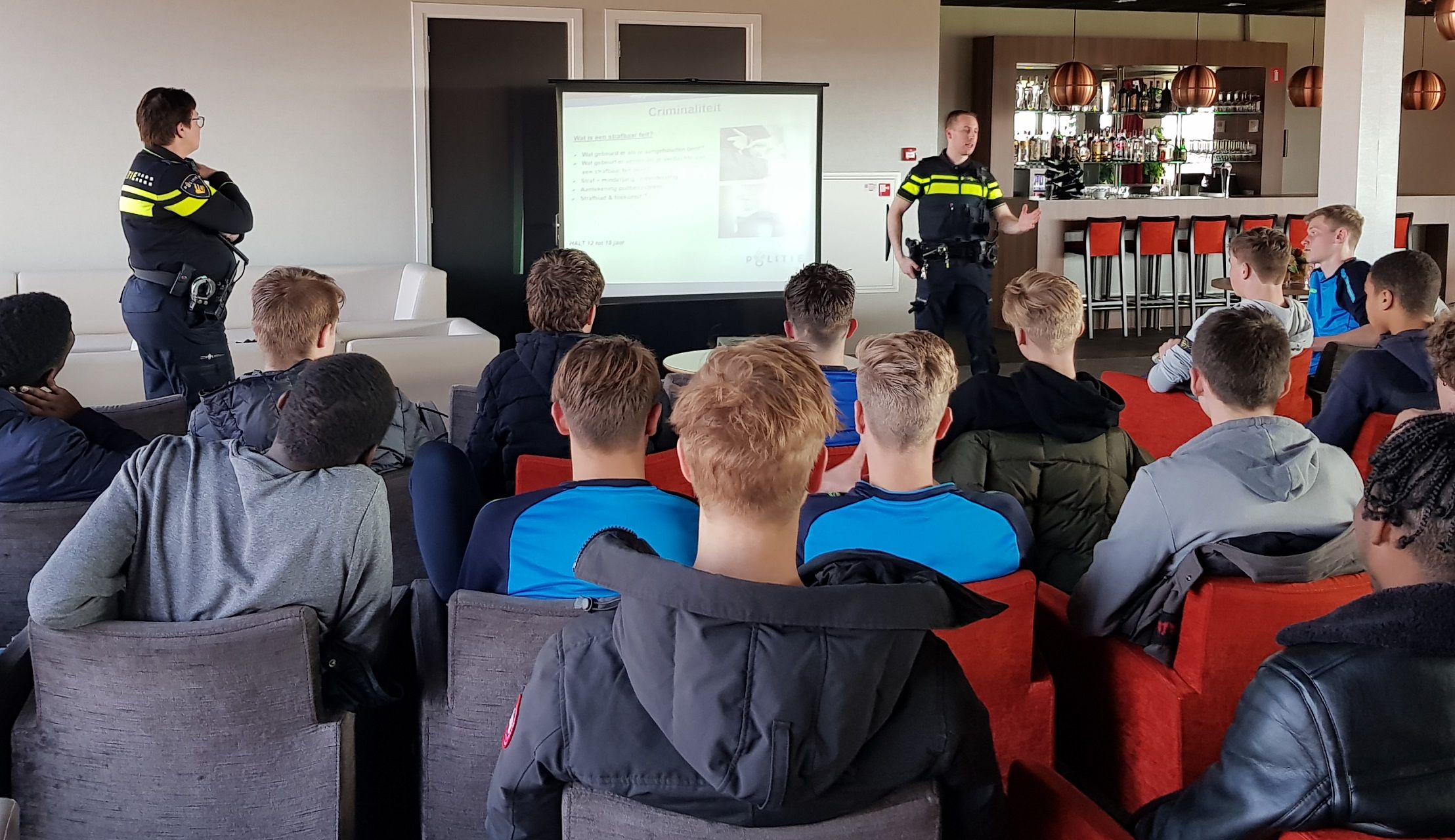Voorlichting O16 en O17 door Politie Edam-Volendam