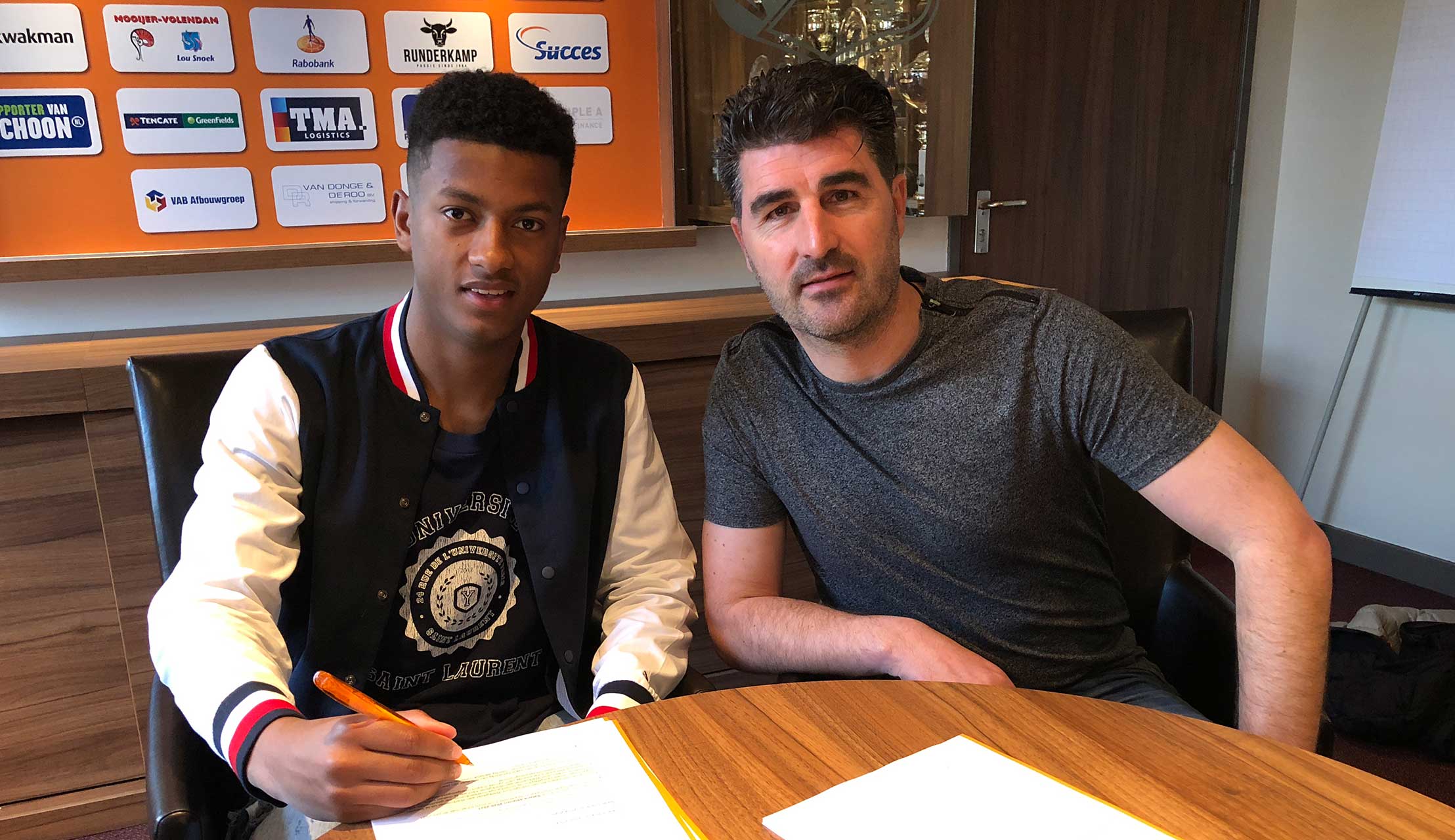Brian Plat tekent eerste contract