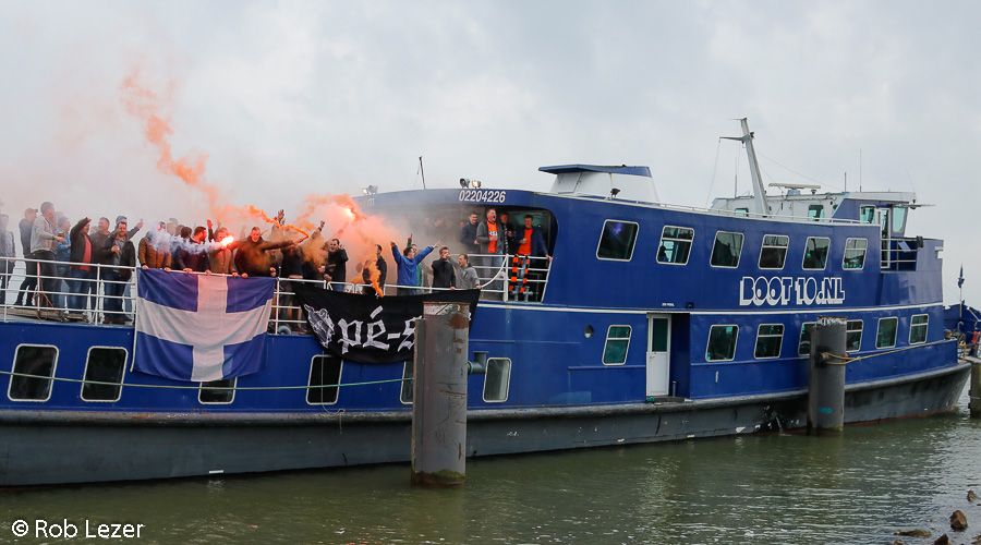 Supporters met de boot naar Almere