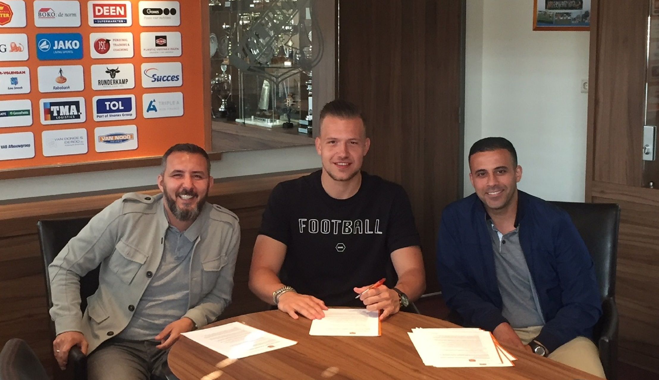 Mitchel Michaelis verlengt contract