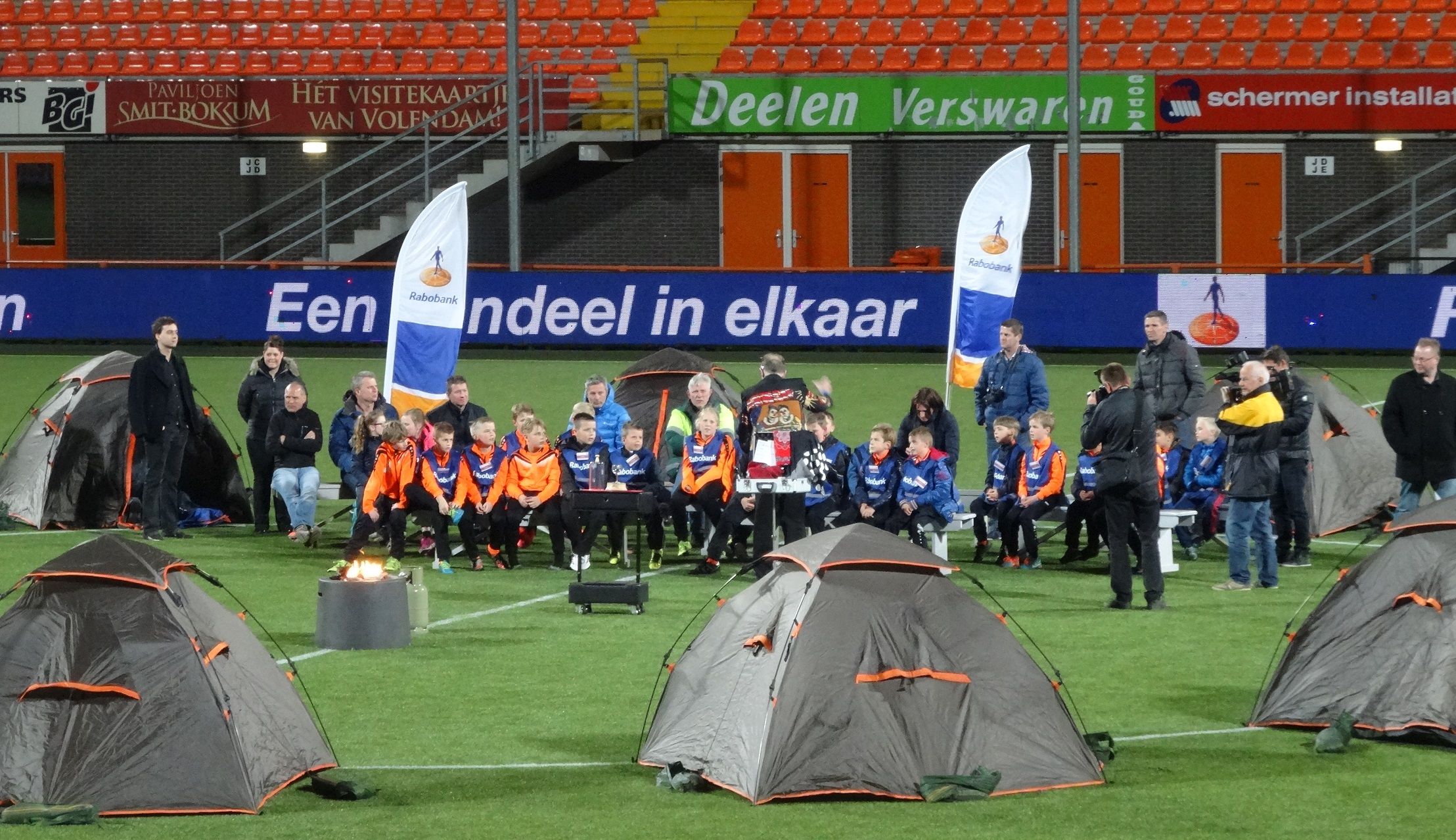 Slaap jij op 31 augustus op de middenstip van het Kras Stadion?