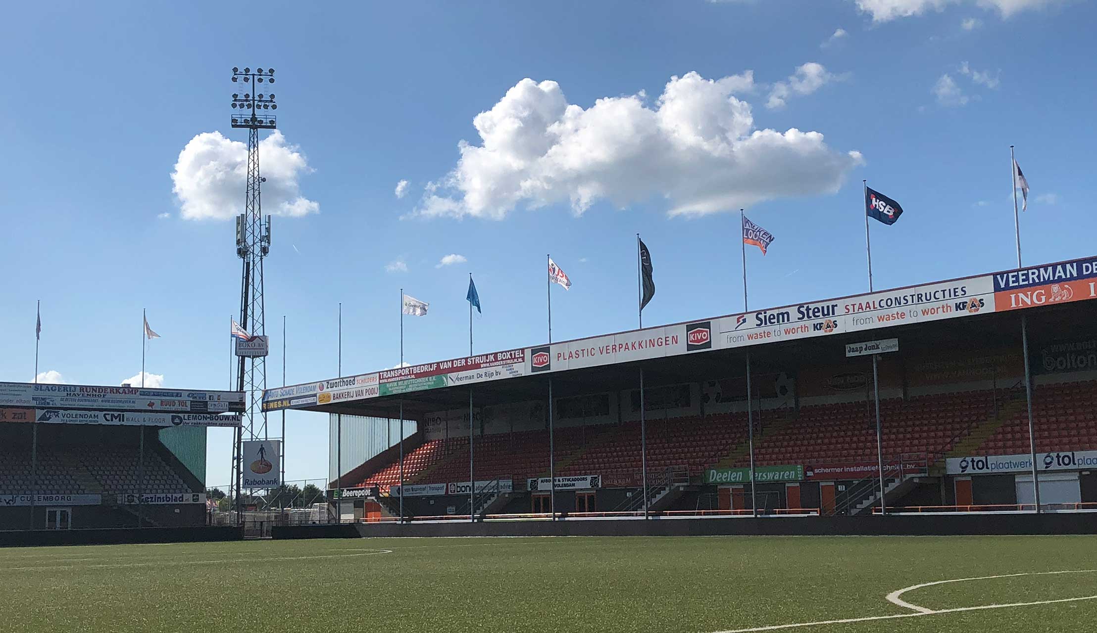 Nieuw Raamwerk Mindervallide Tribune en nieuwe lampen in lichtmasten
