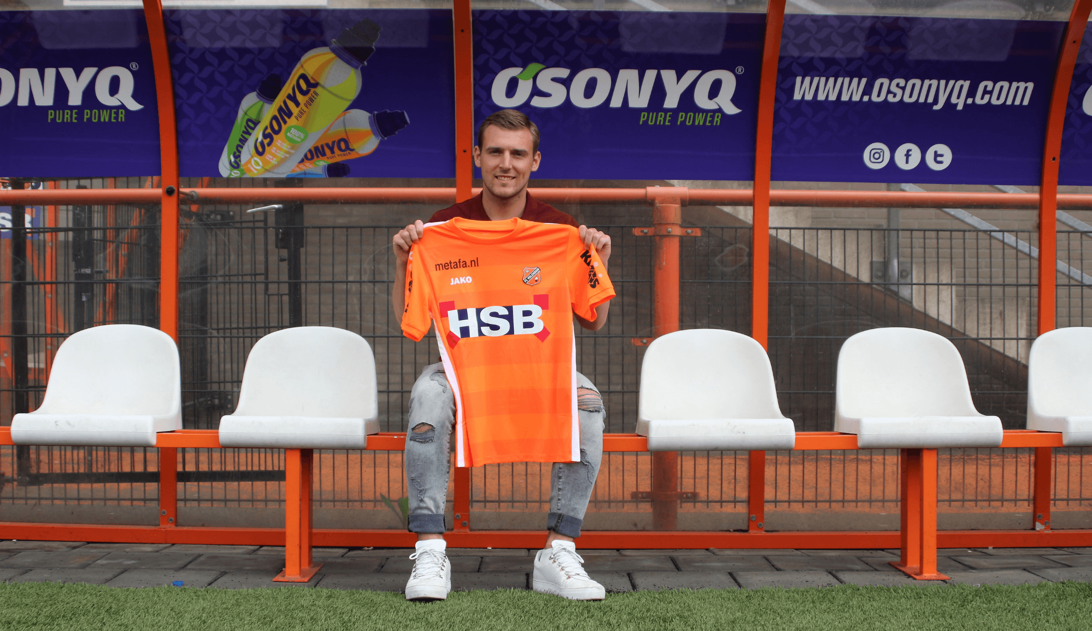 Kevin van Gasteren tekent zijn eerste contract