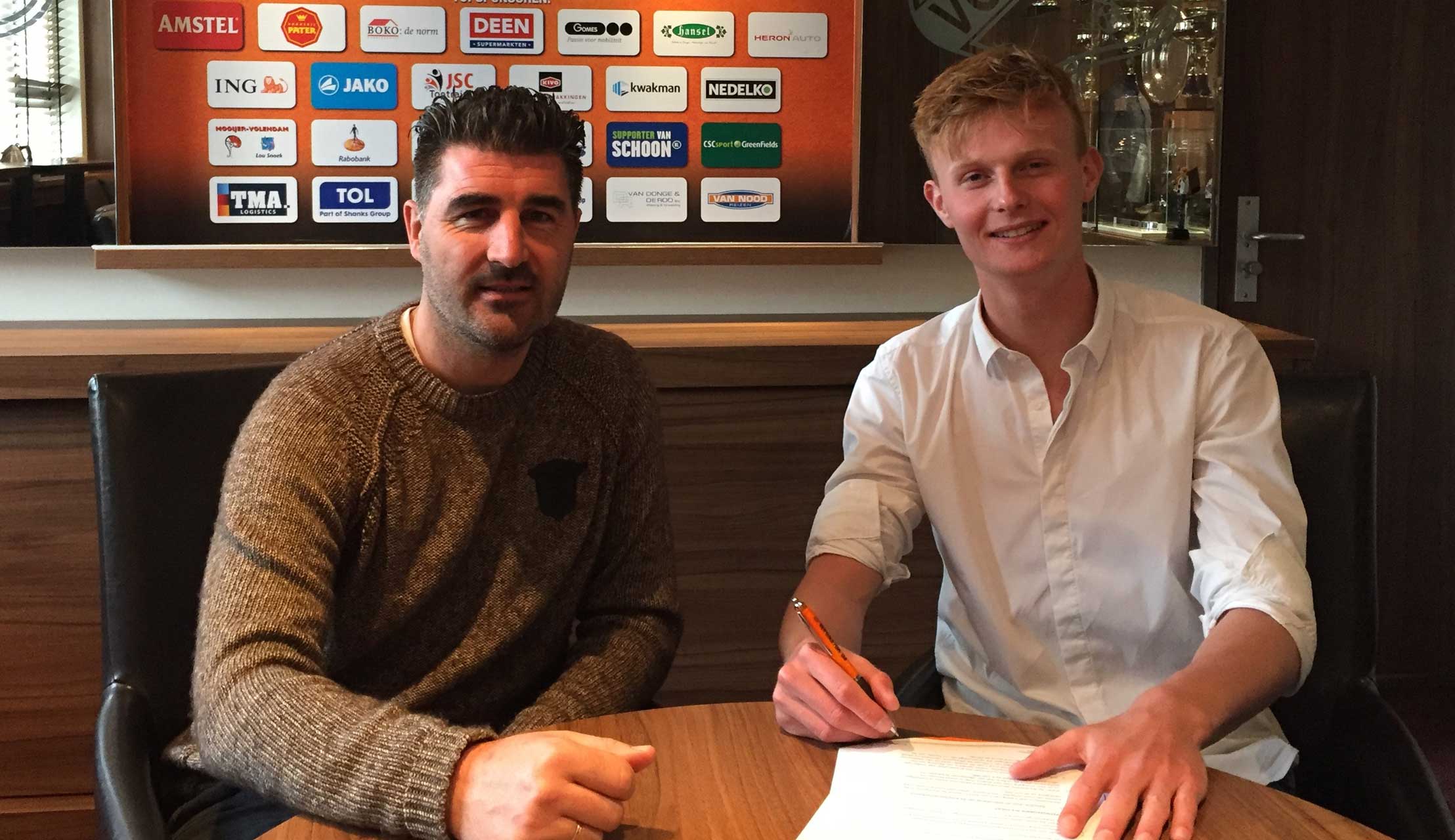 Volendammer Max Veerman tekent zijn eerste profcontract